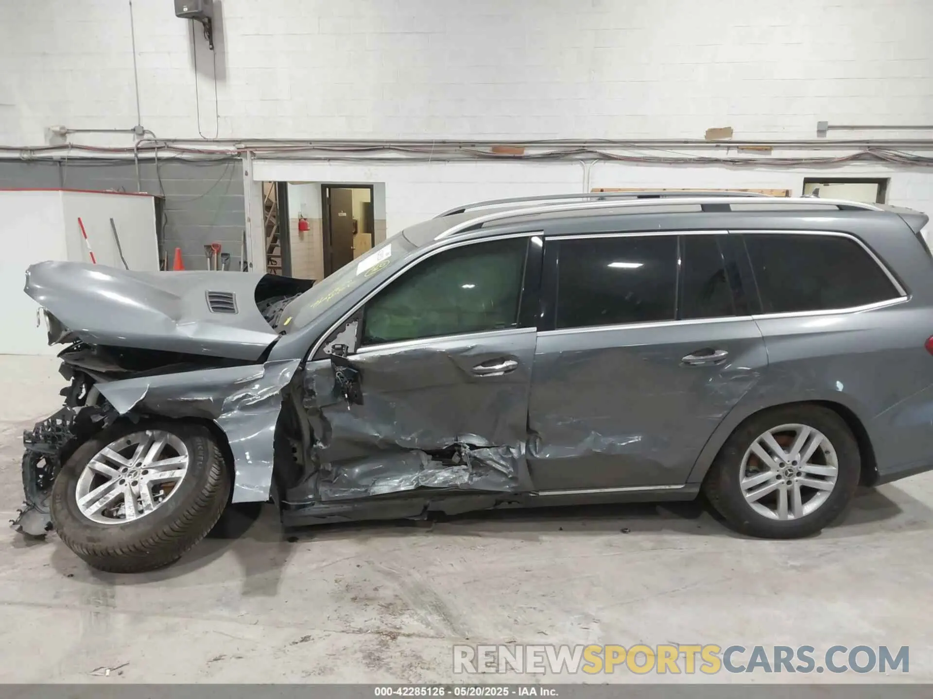 17 Photograph of a damaged car 4JGDF6EE4KB228206 MERCEDES-BENZ GLS 450 2019
