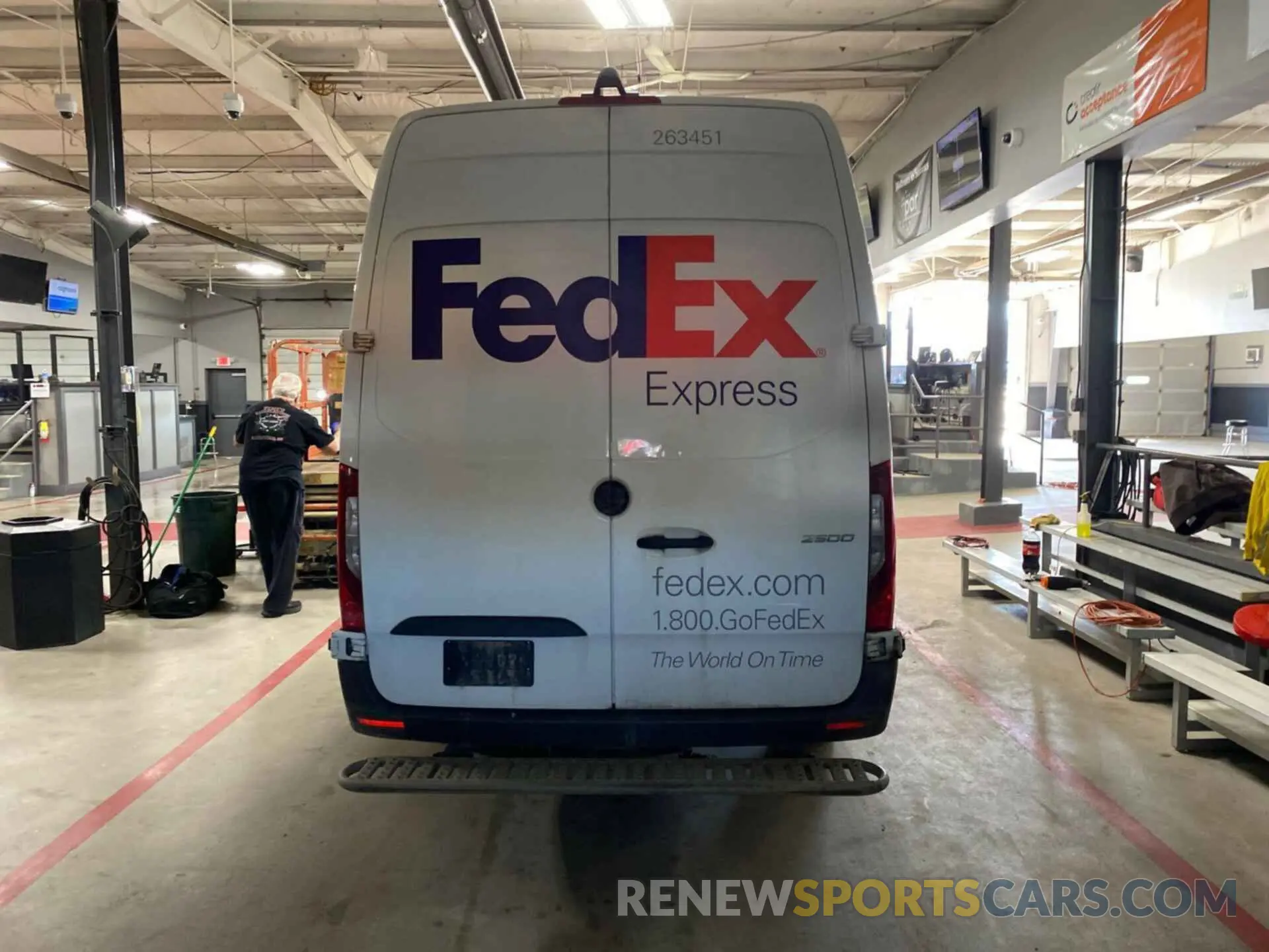18 Photograph of a damaged car WD3PF1CD1KP050380 MERCEDES-BENZ SPRINTER 2019