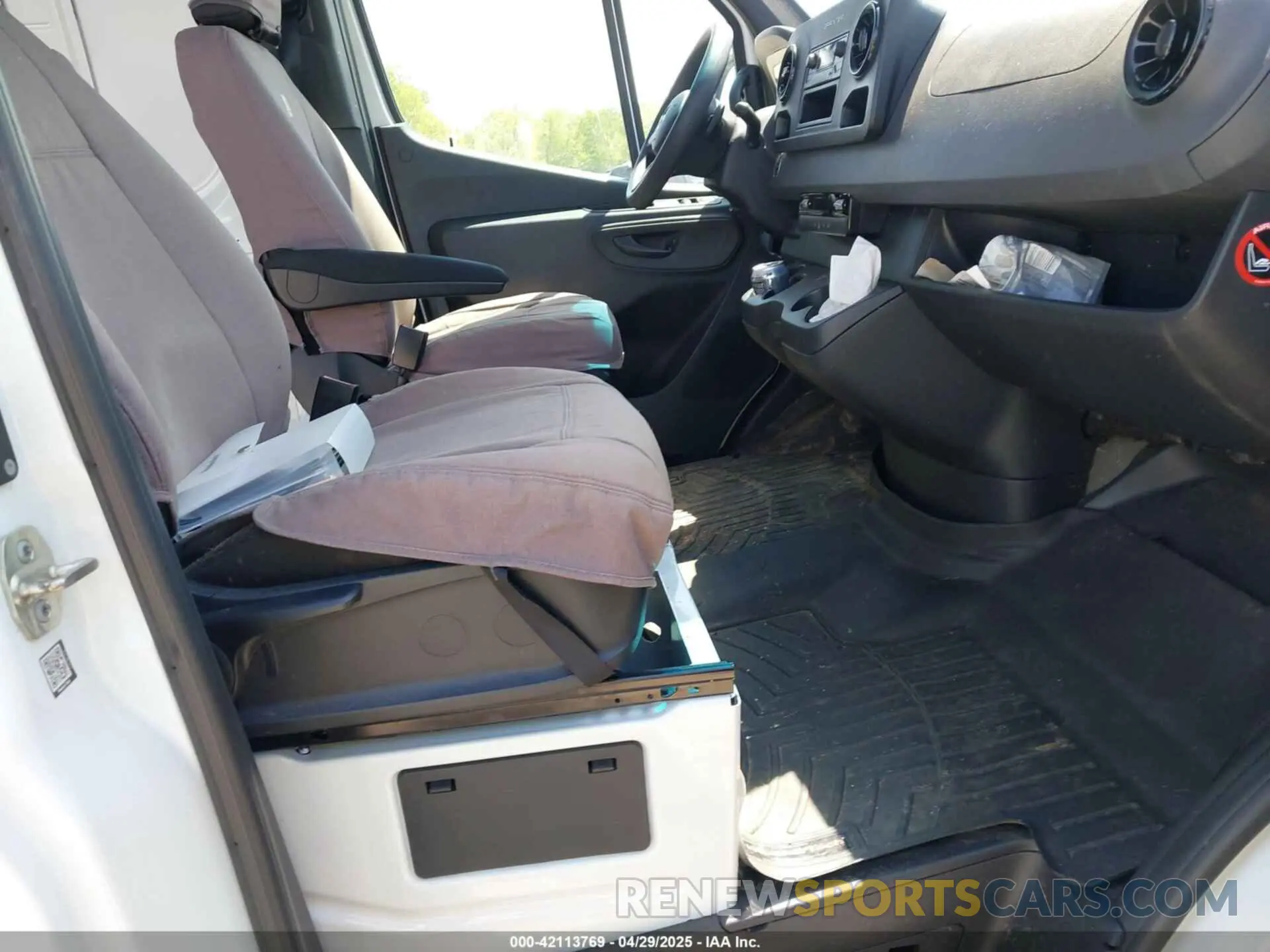 5 Photograph of a damaged car WD4FF1CD0KP185437 MERCEDES-BENZ SPRINTER 2500 2019