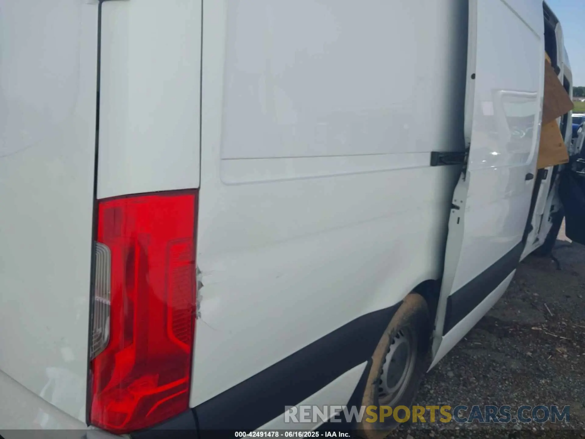 4 Photograph of a damaged car W1W4DCHY0MT048074 MERCEDES-BENZ SPRINTER 2500 2021