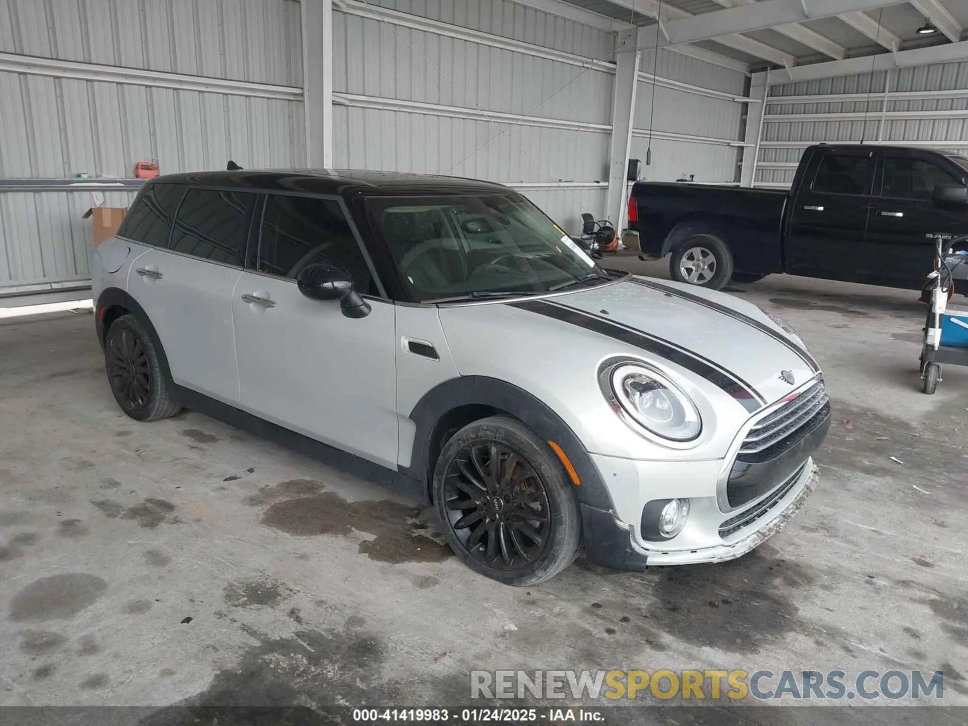 1 Фотография поврежденного автомобиля WMWLN5C53K2E34830 MINI CLUBMAN 2019
