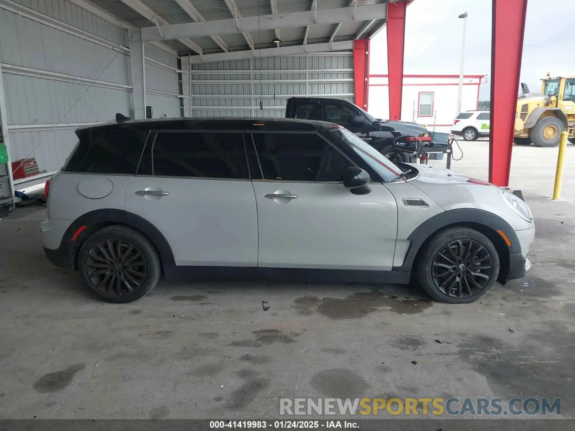 13 Фотография поврежденного автомобиля WMWLN5C53K2E34830 MINI CLUBMAN 2019