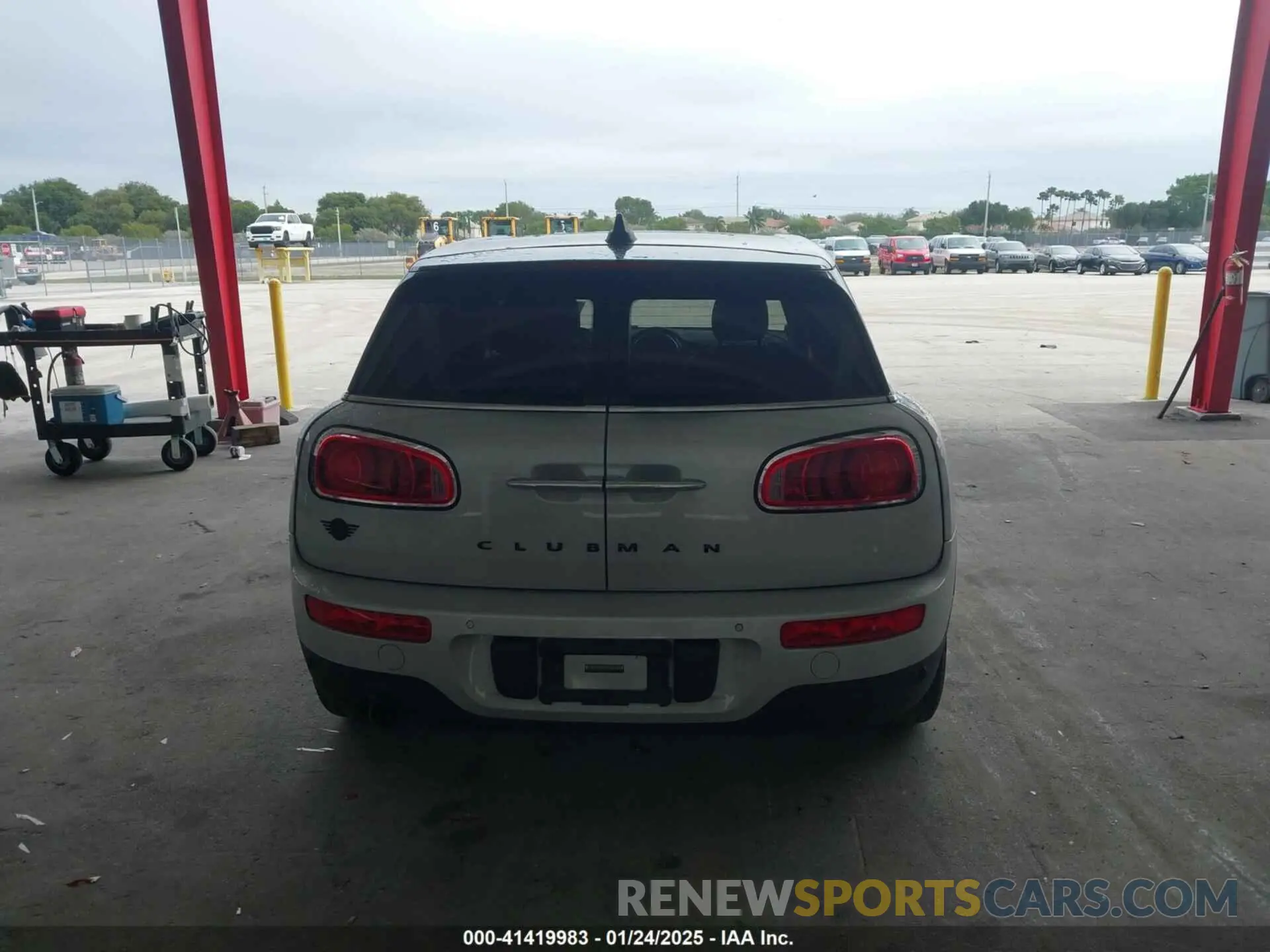 16 Фотография поврежденного автомобиля WMWLN5C53K2E34830 MINI CLUBMAN 2019