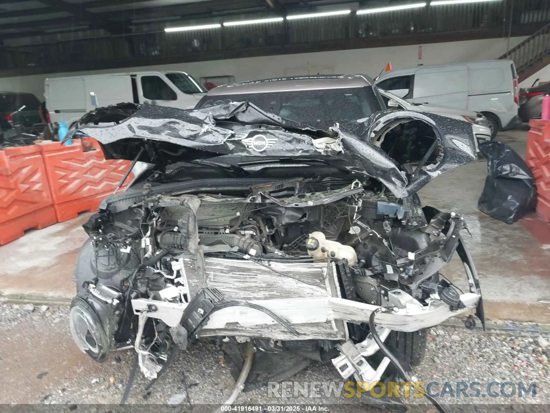 12 Фотография поврежденного автомобиля WMWXJ1C04P2T14811 MINI CLUBMAN 2023