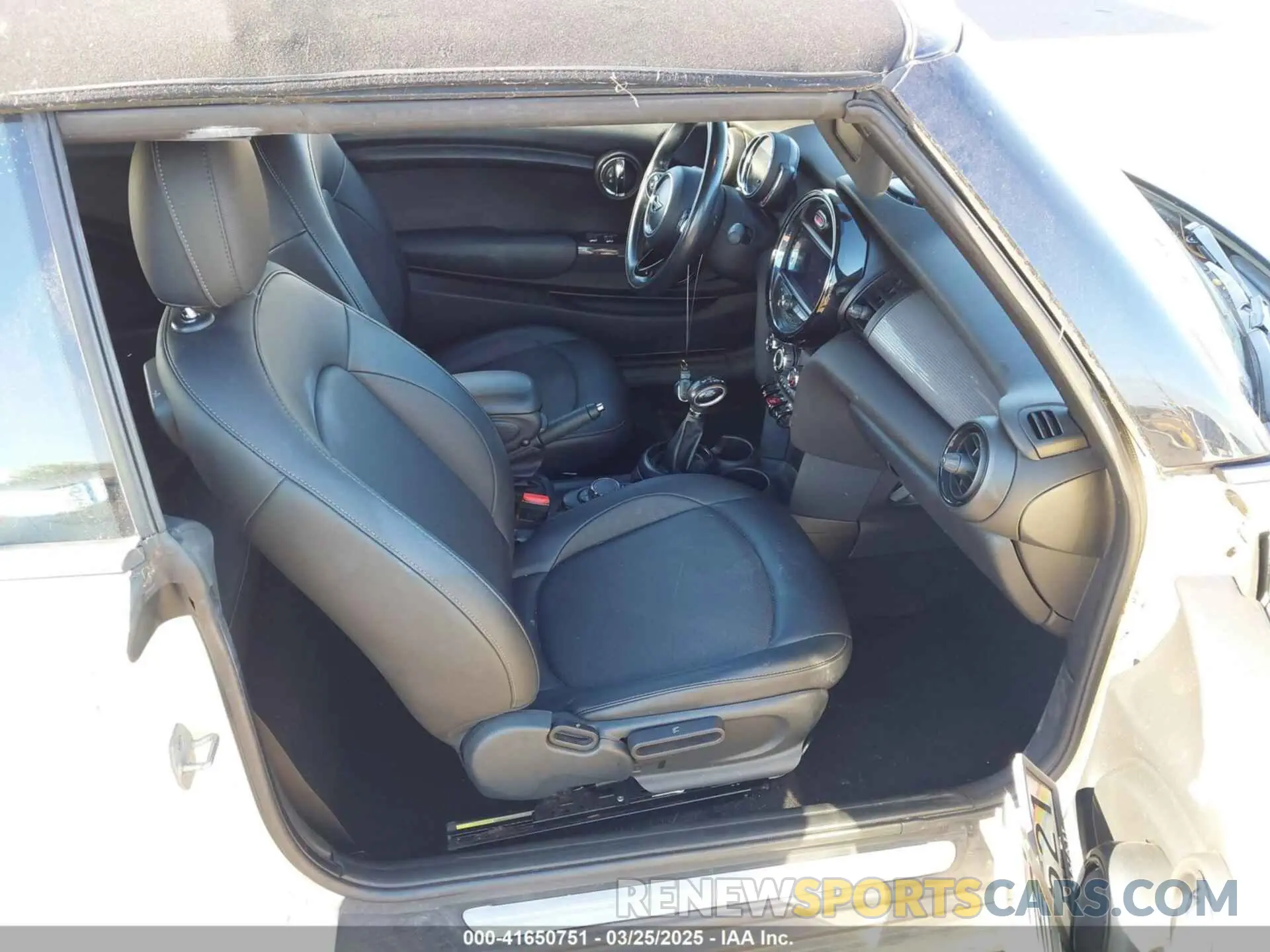 5 Photograph of a damaged car WMWWG5C52K3D01641 MINI CONVERTIBLE 2019
