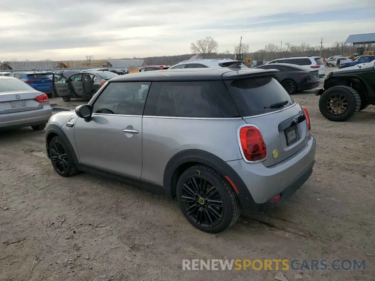 2 Фотография поврежденного автомобиля WMW13DJ09R2V40611 MINI COOPER 2024