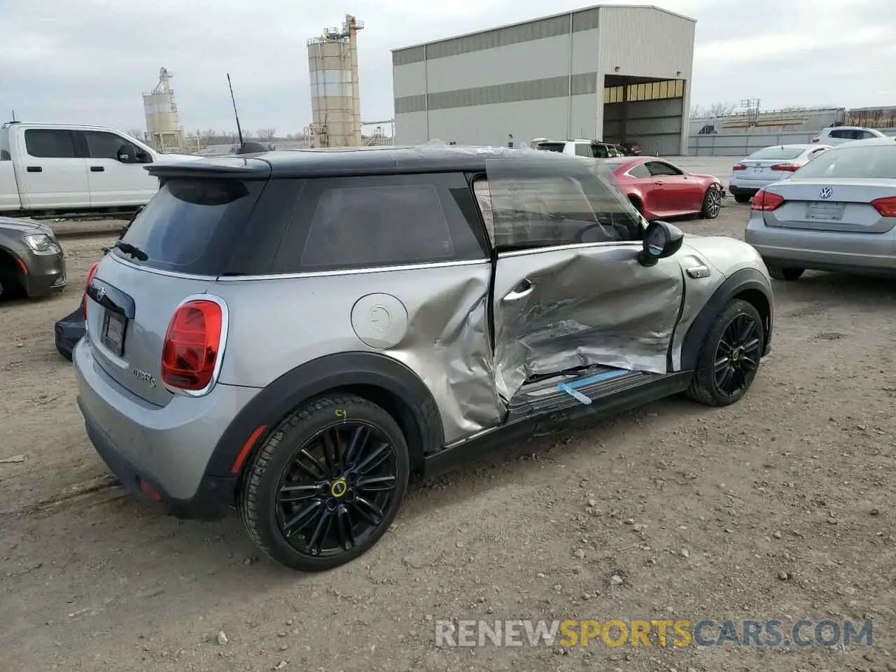 3 Фотография поврежденного автомобиля WMW13DJ09R2V40611 MINI COOPER 2024