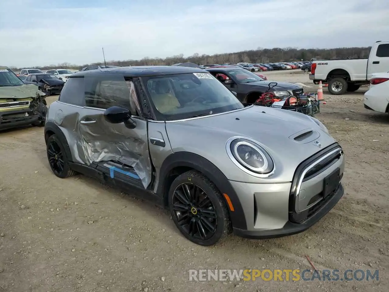 4 Фотография поврежденного автомобиля WMW13DJ09R2V40611 MINI COOPER 2024