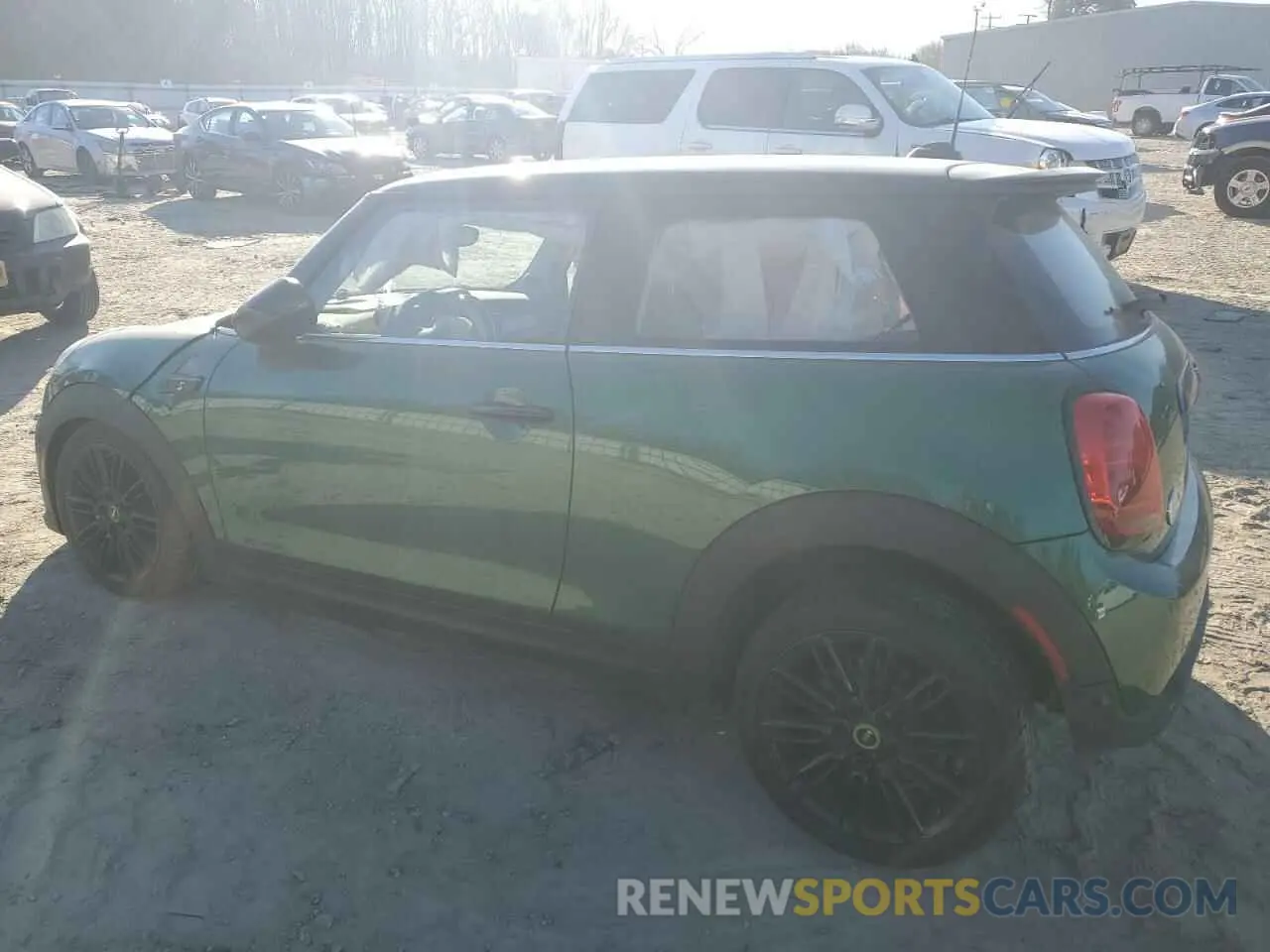 2 Фотография поврежденного автомобиля WMW13DJ09R2V85970 MINI COOPER 2024
