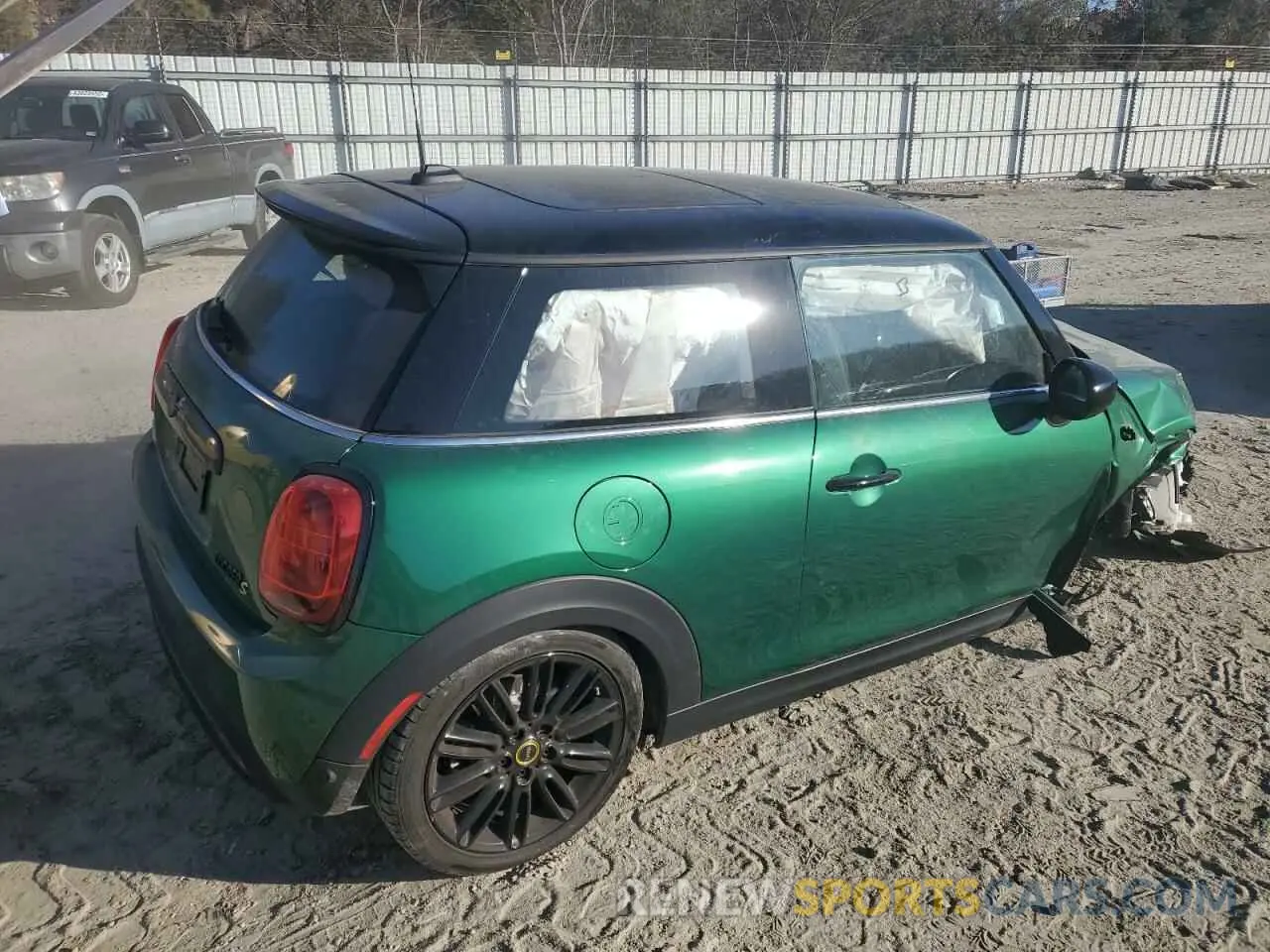 3 Фотография поврежденного автомобиля WMW13DJ09R2V85970 MINI COOPER 2024