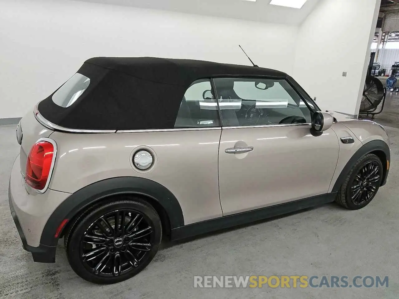 3 Фотография поврежденного автомобиля WMW43DL02R3R79718 MINI COOPER 2024