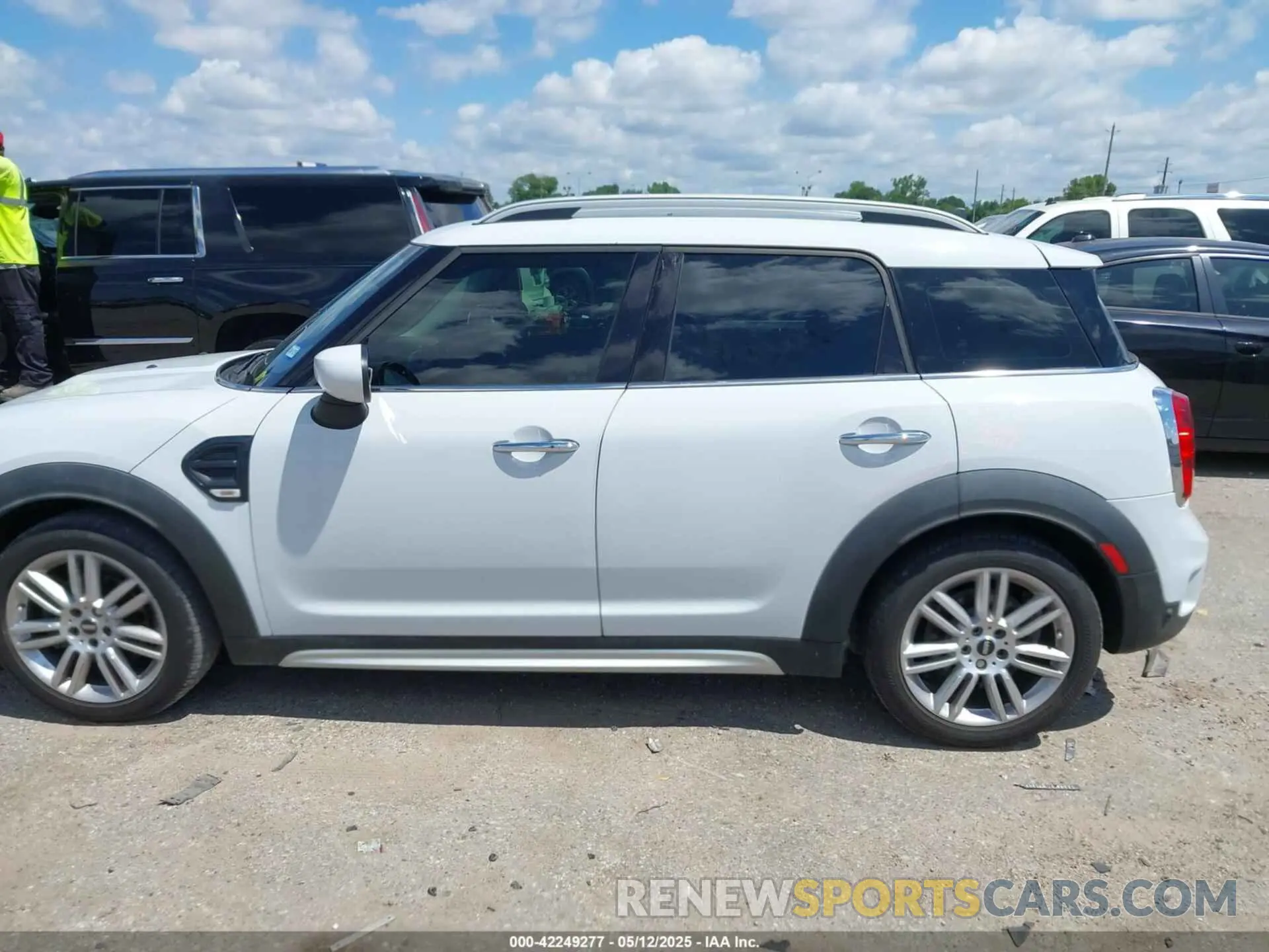 14 Фотография поврежденного автомобиля WMZYW3C00L3L02096 MINI COUNTRYMAN 2020