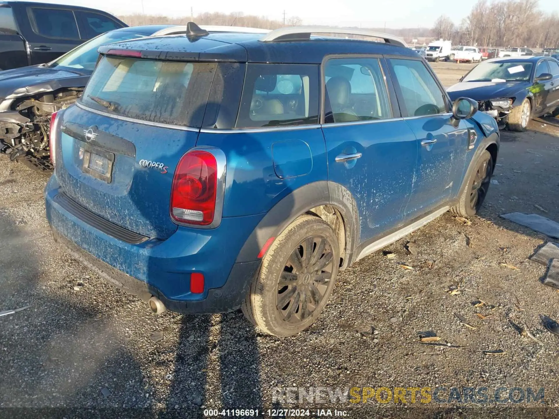 4 Photograph of a damaged car WMZYX1C01L3L29020 MINI COUNTRYMAN 2020