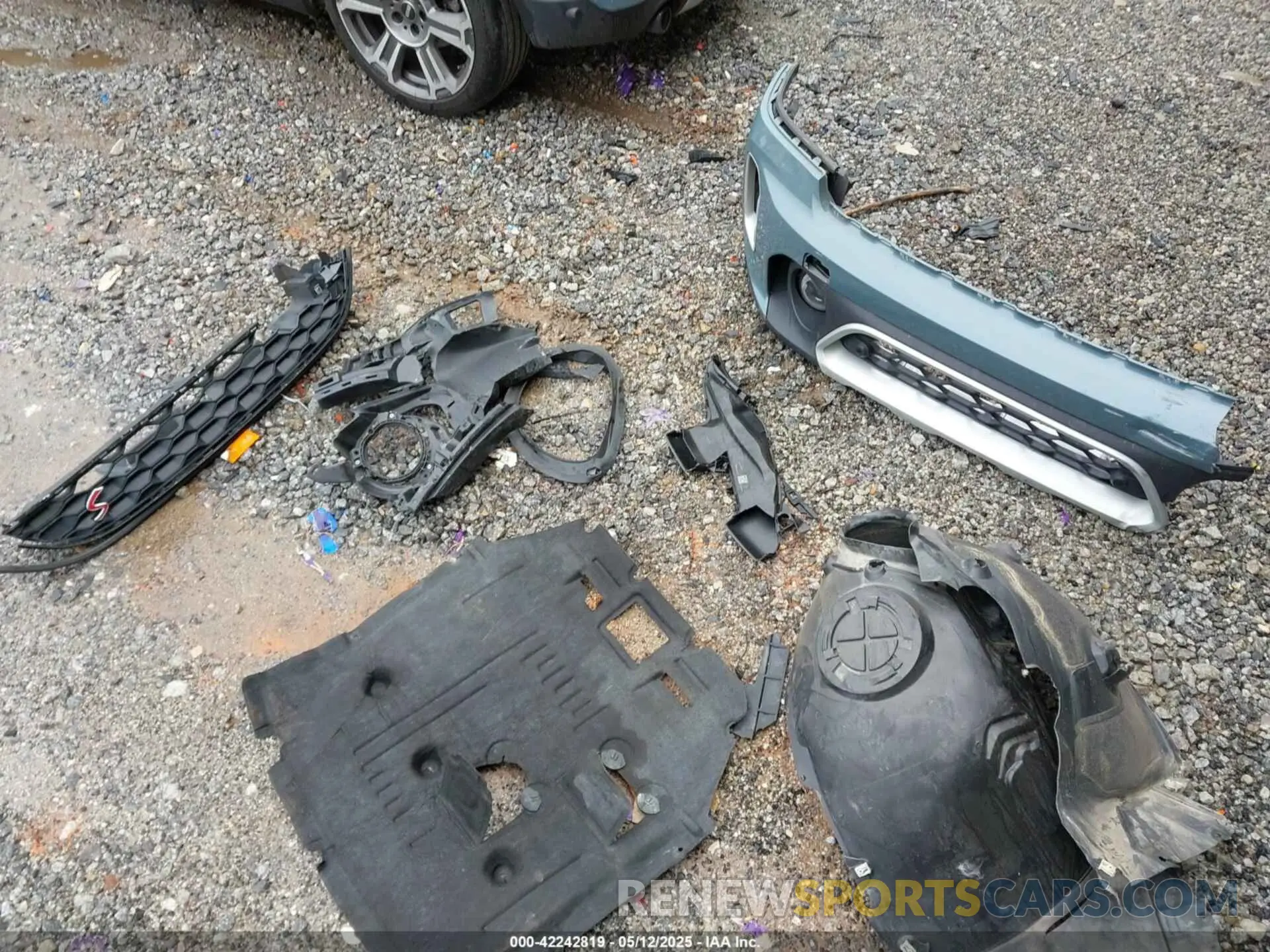 12 Photograph of a damaged car WMZ53BR03P3P97087 MINI COUNTRYMAN 2023
