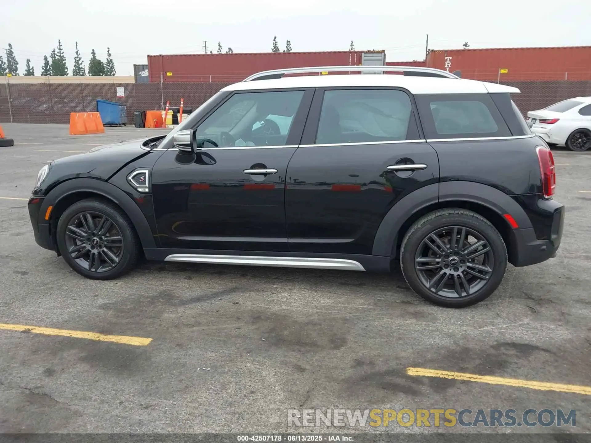 13 Photograph of a damaged car WMZ53BR09P3P70685 MINI COUNTRYMAN 2023