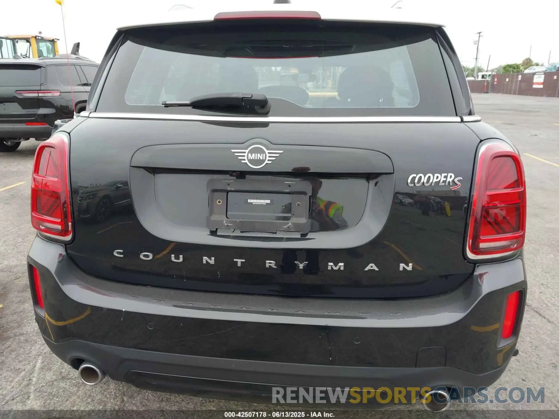 15 Photograph of a damaged car WMZ53BR09P3P70685 MINI COUNTRYMAN 2023