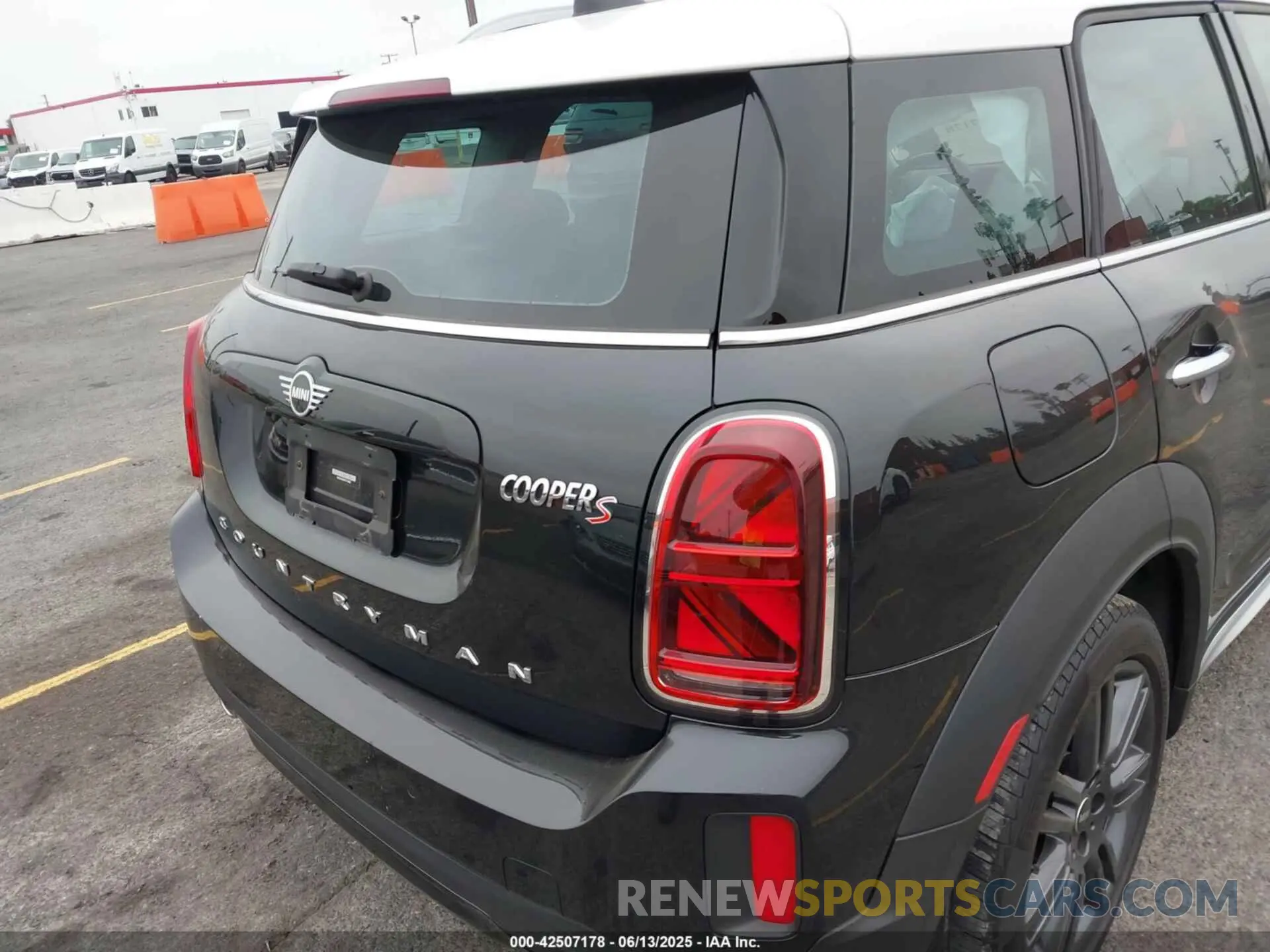 4 Photograph of a damaged car WMZ53BR09P3P70685 MINI COUNTRYMAN 2023