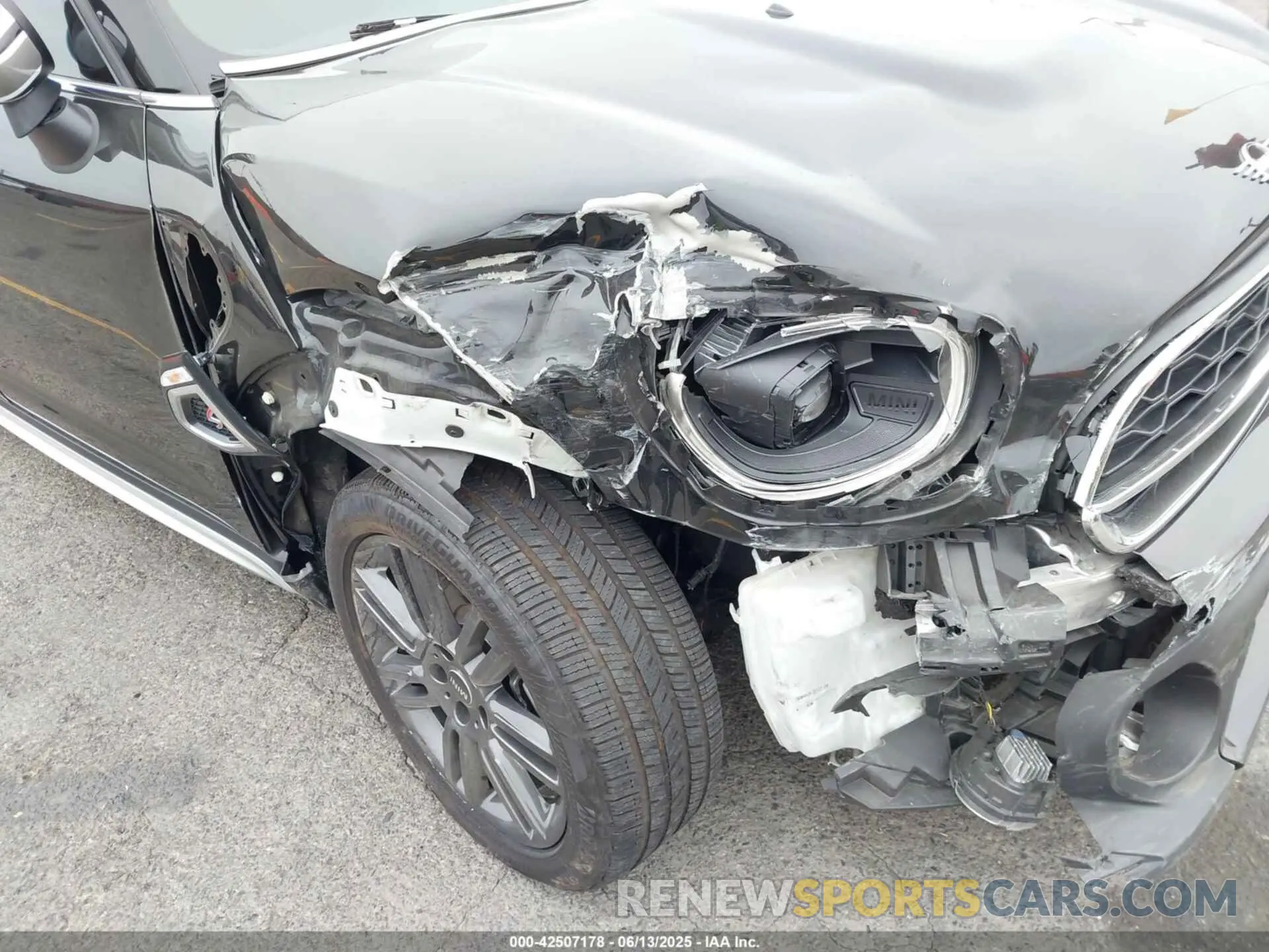 6 Photograph of a damaged car WMZ53BR09P3P70685 MINI COUNTRYMAN 2023