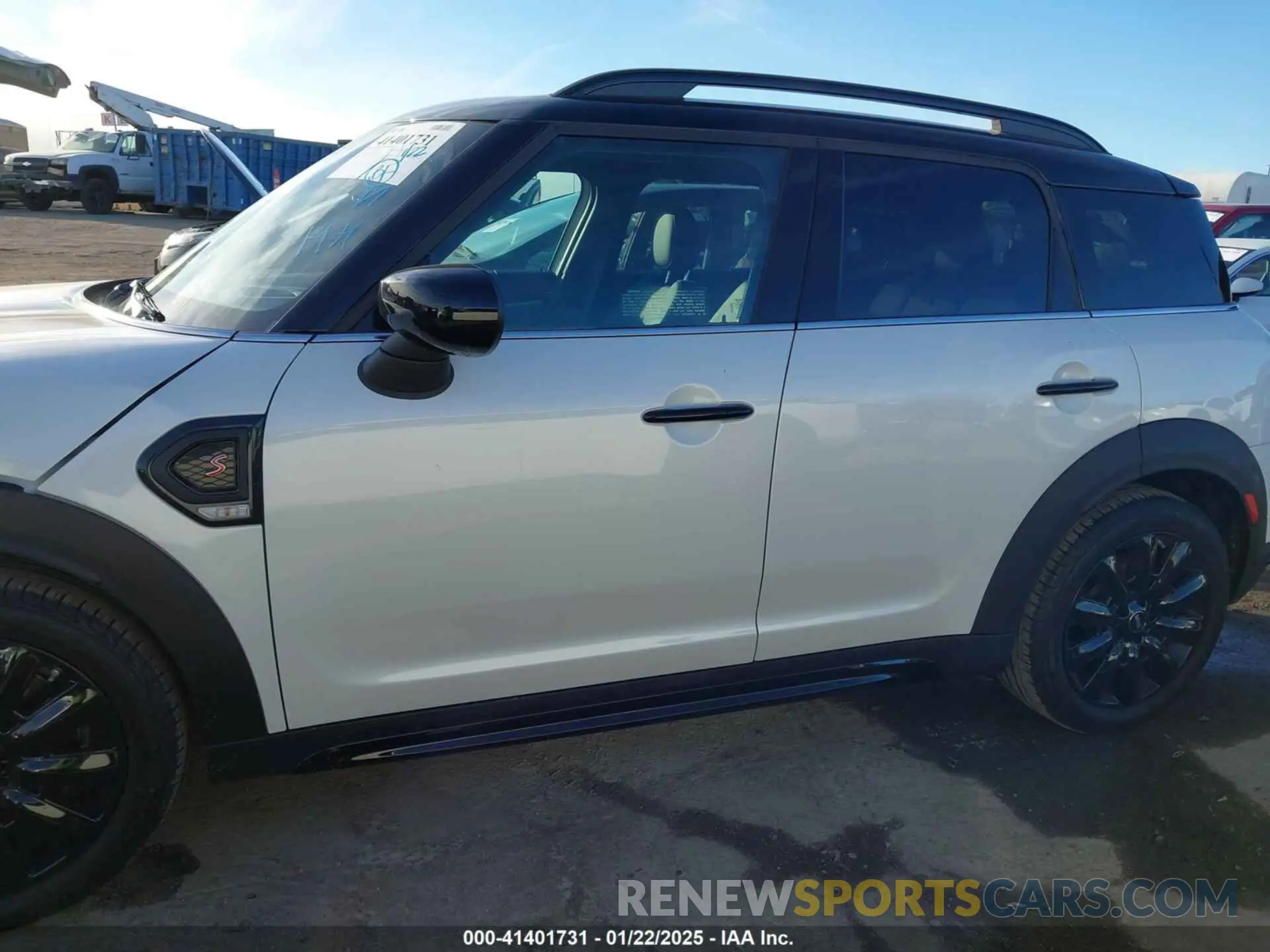 15 Photograph of a damaged car WMZ53BR00R3R43996 MINI COUNTRYMAN 2024