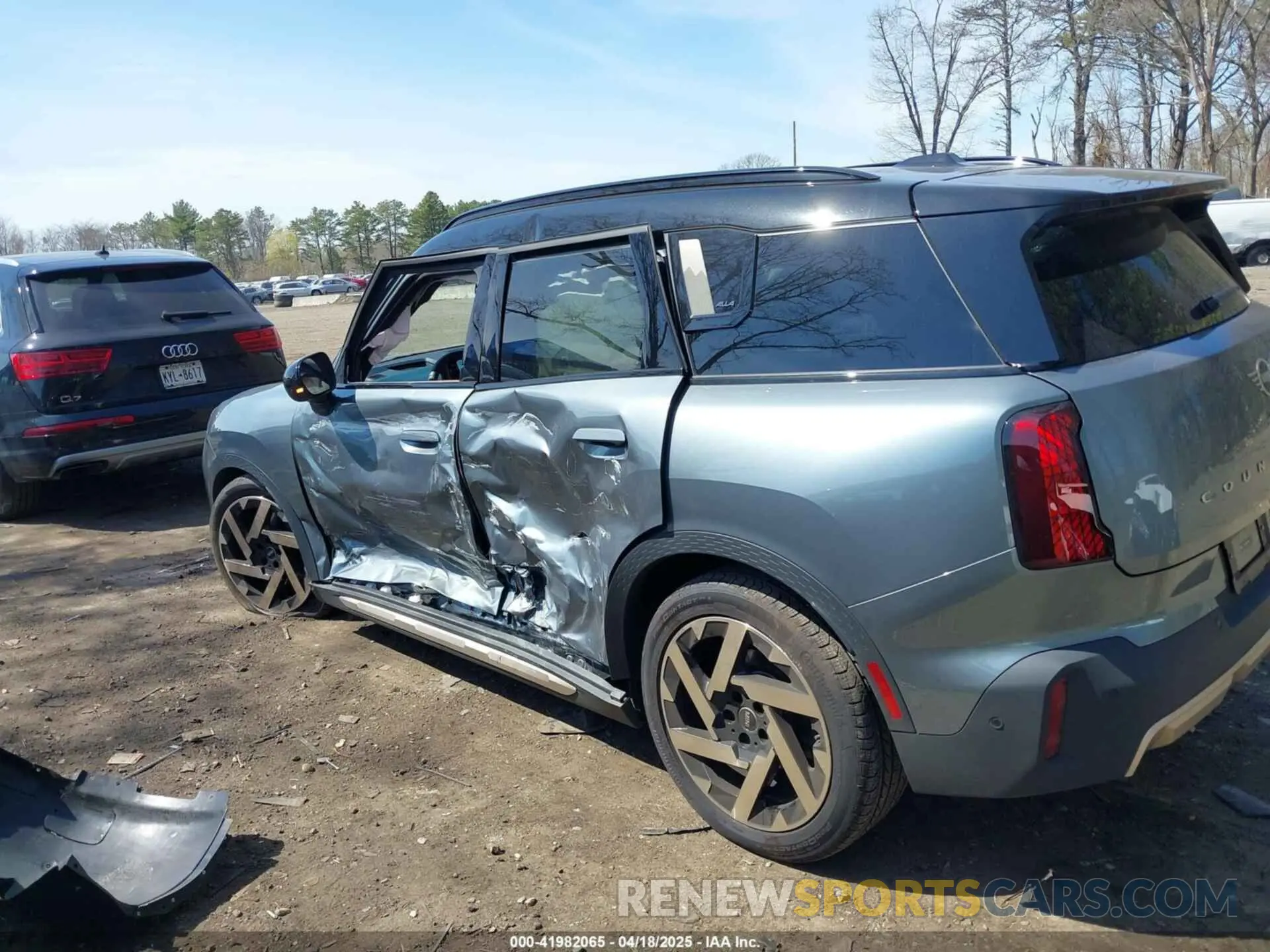 14 Photograph of a damaged car WMZ23GA02S7P85607 MINI COUNTRYMAN 2025