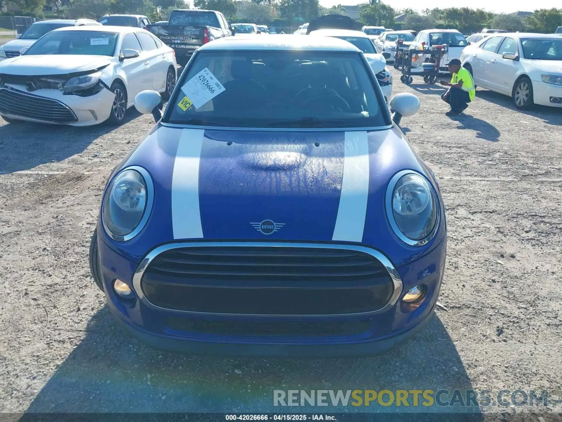 12 Photograph of a damaged car WMWXP5C52K2H97728 MINI HARDTOP 2019