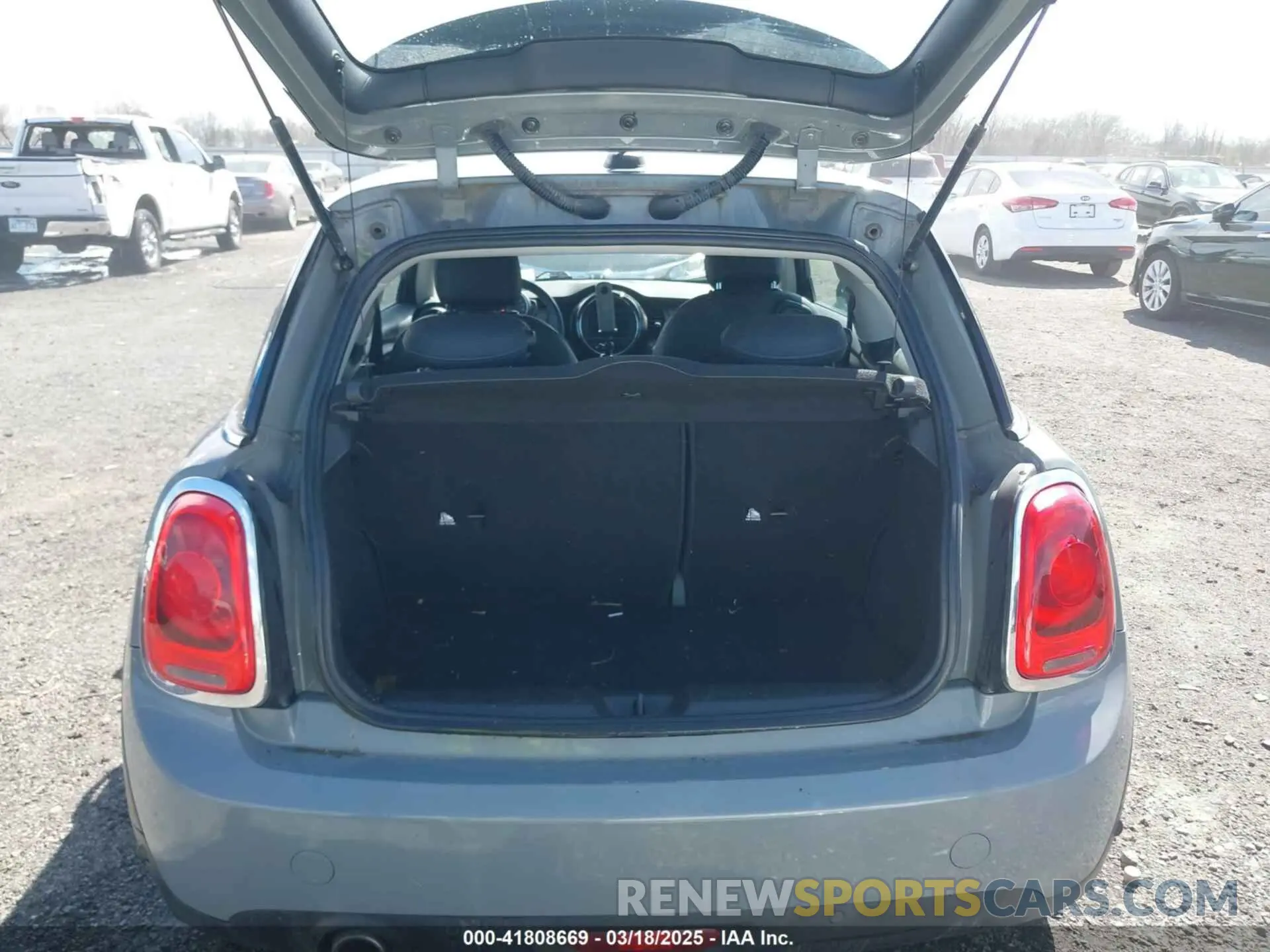 17 Photograph of a damaged car WMWXP5C55K2H29830 MINI HARDTOP 2019
