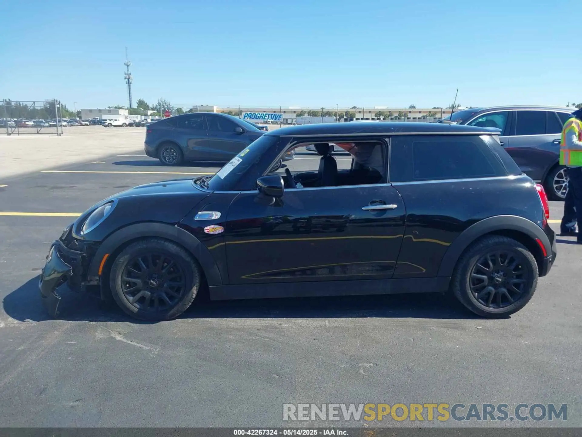 13 Фотография поврежденного автомобиля WMWXR5C04L2M82197 MINI HARDTOP 2020