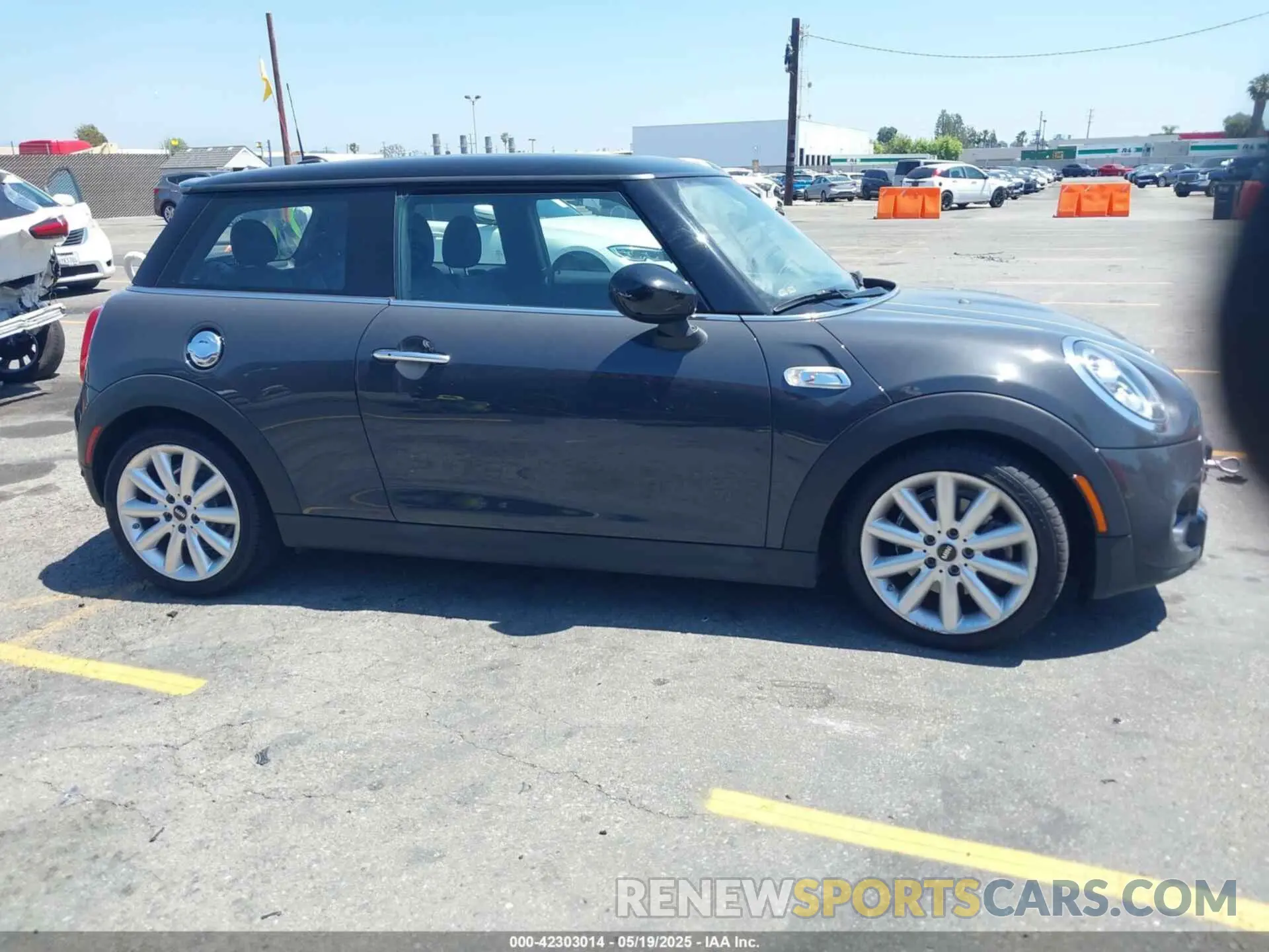 13 Photograph of a damaged car WMWXR5C06L2M16511 MINI HARDTOP 2020