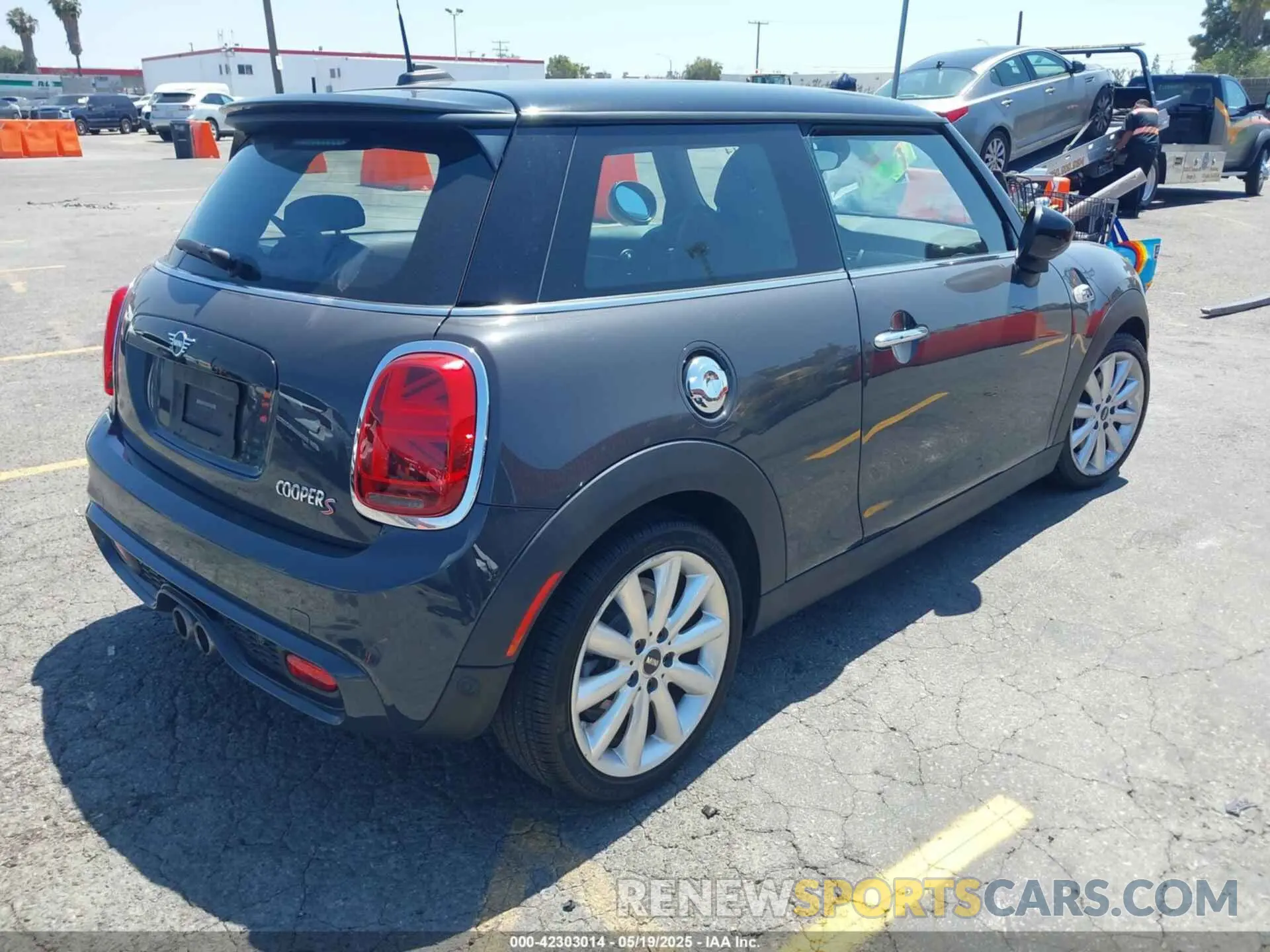 4 Photograph of a damaged car WMWXR5C06L2M16511 MINI HARDTOP 2020