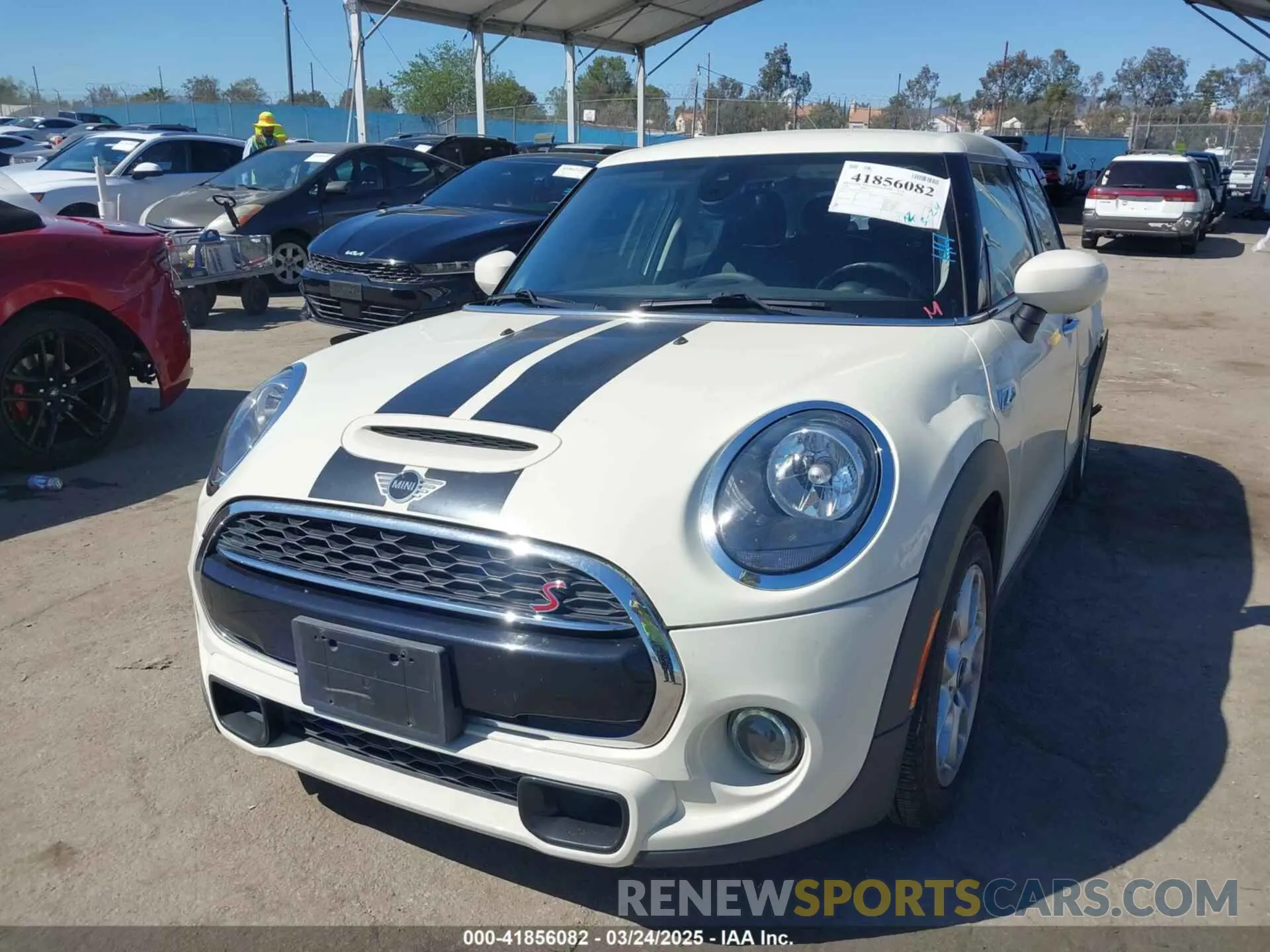 2 Photograph of a damaged car WMWXU9C06L2L39385 MINI HARDTOP 2020