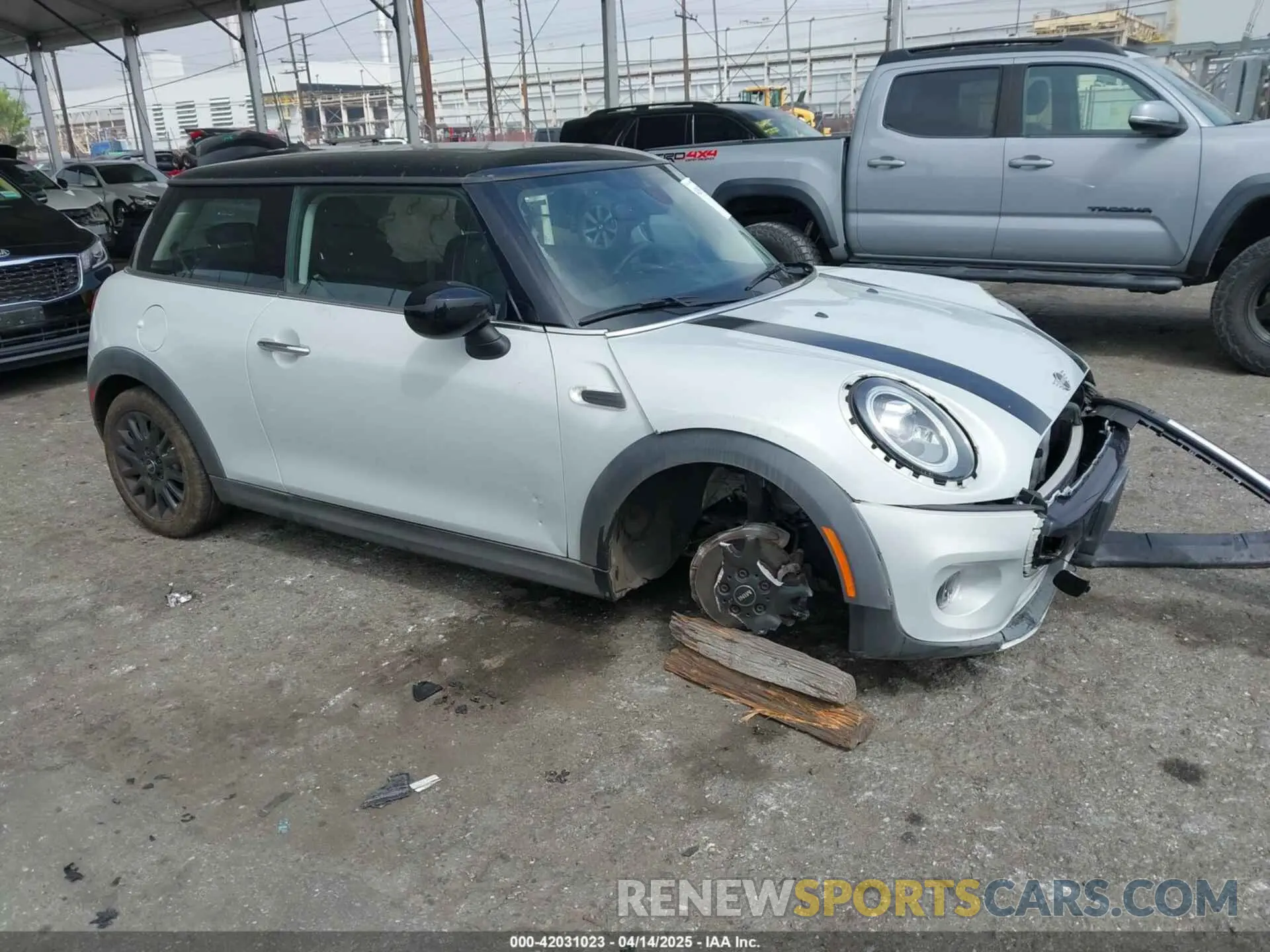 1 Фотография поврежденного автомобиля WMWXR3C09M2N96671 MINI HARDTOP 2021