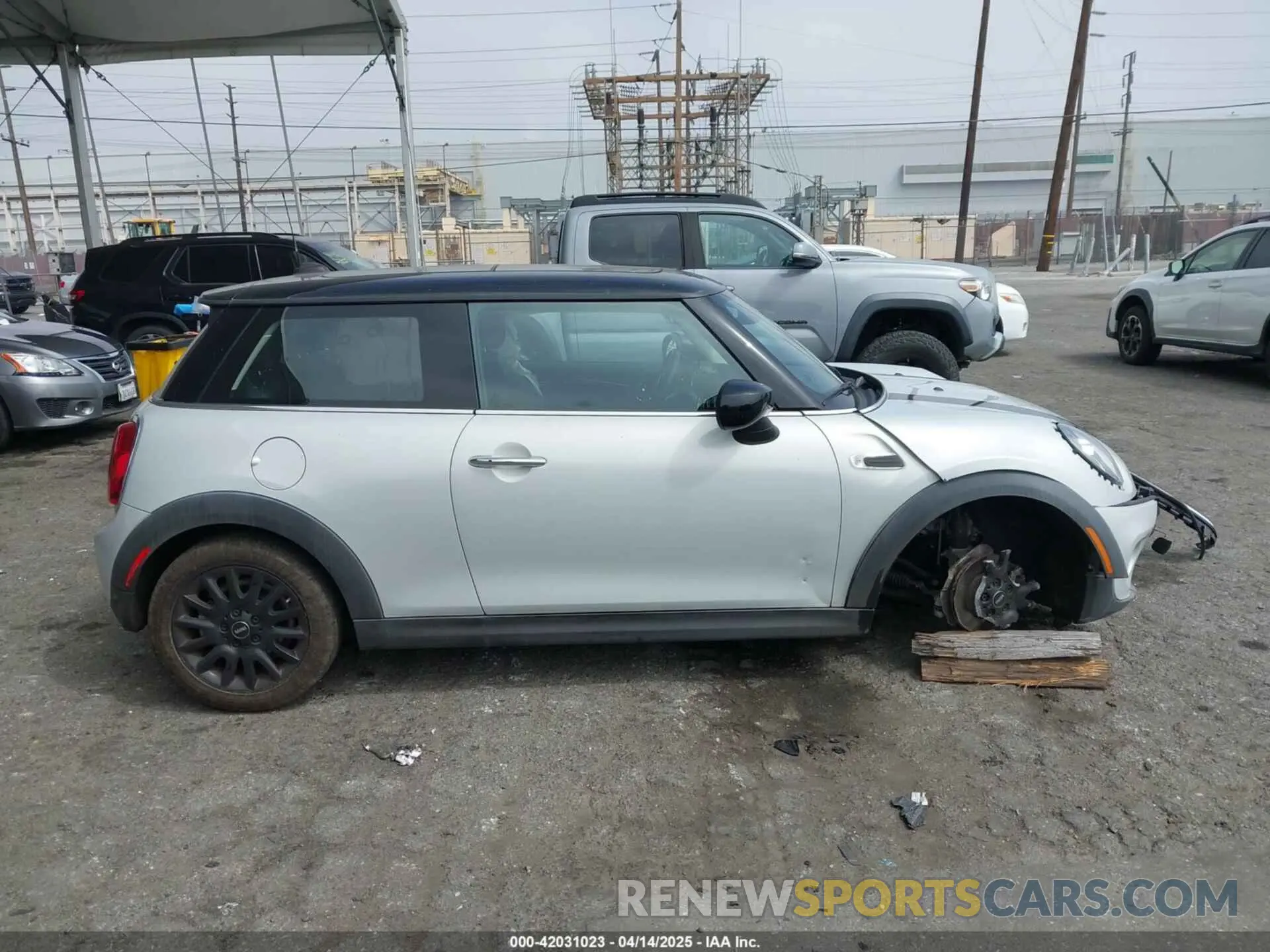 13 Фотография поврежденного автомобиля WMWXR3C09M2N96671 MINI HARDTOP 2021