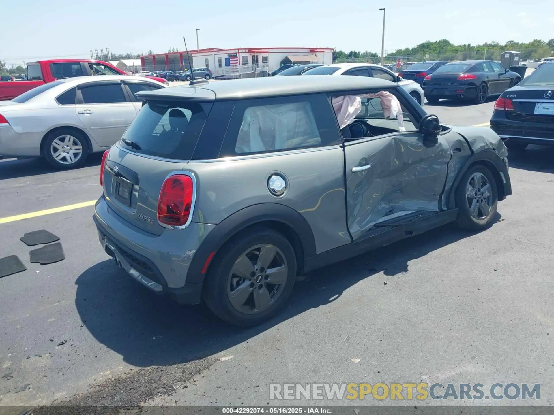 4 Photograph of a damaged car WMW53DH0XN2R63568 MINI HARDTOP 2022