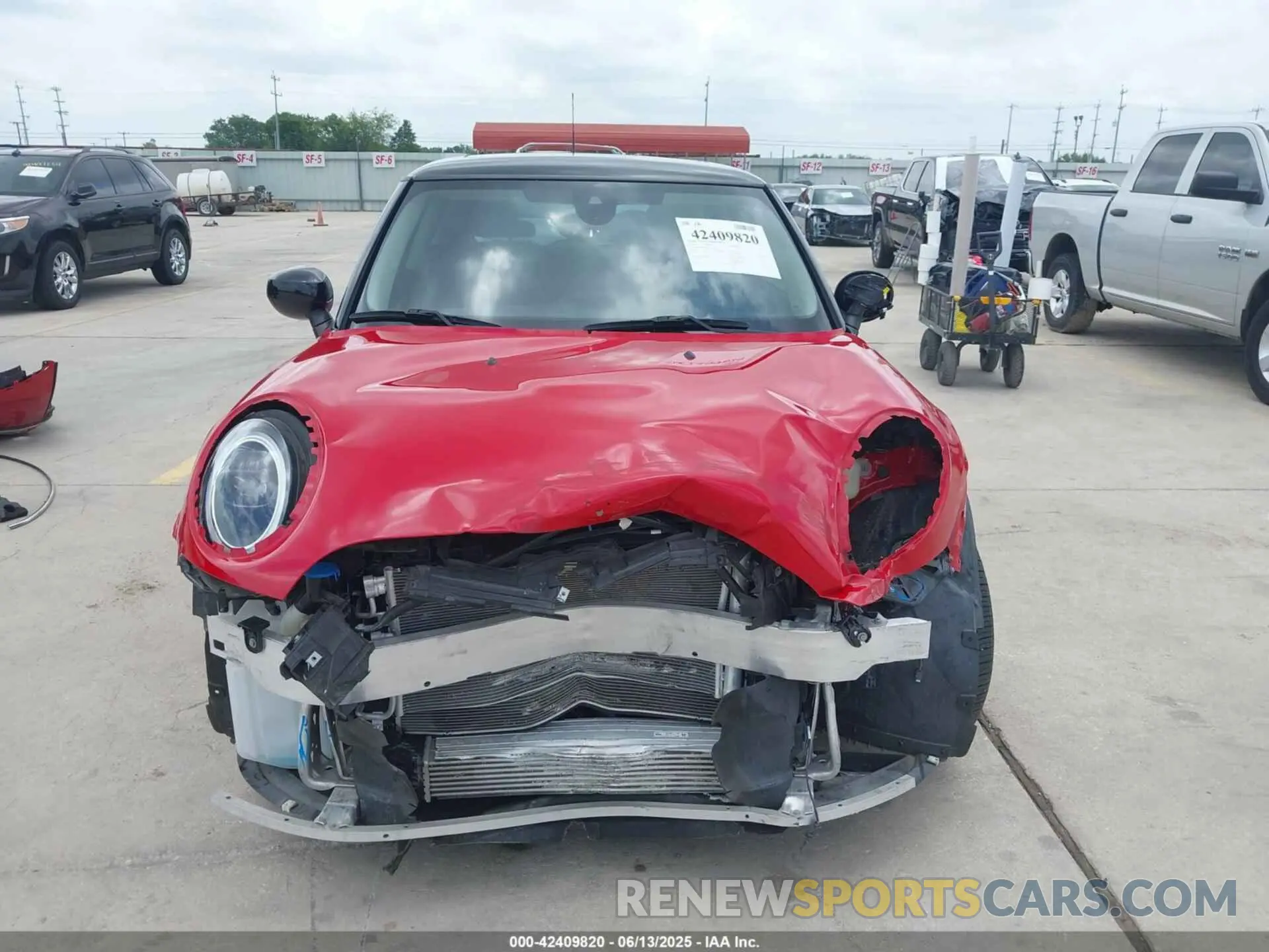 13 Photograph of a damaged car WMW33DH04R2V92209 MINI HARDTOP 2024