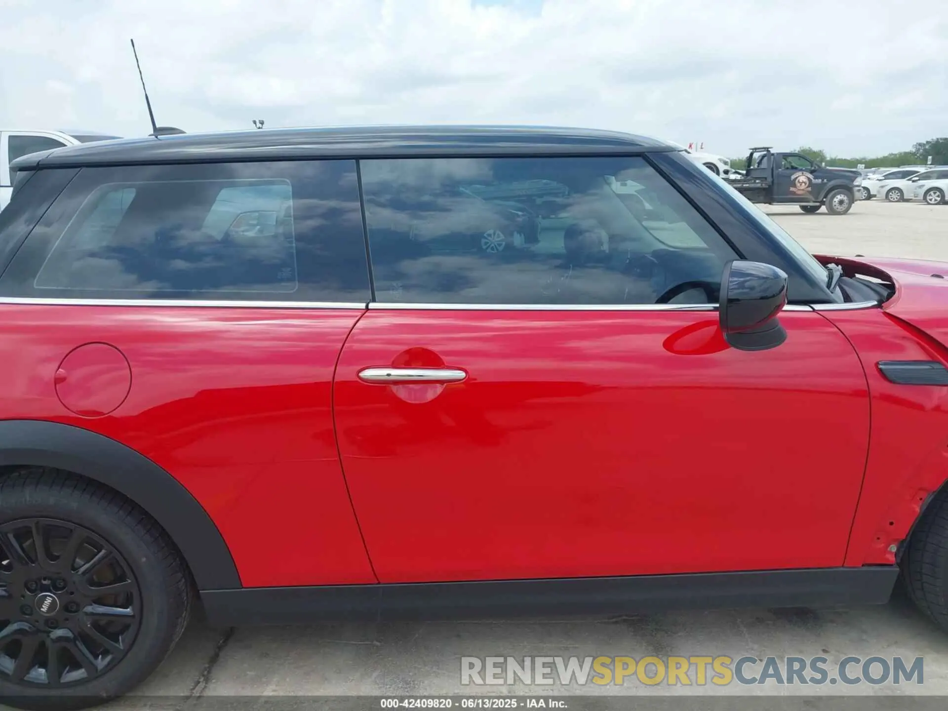 14 Photograph of a damaged car WMW33DH04R2V92209 MINI HARDTOP 2024