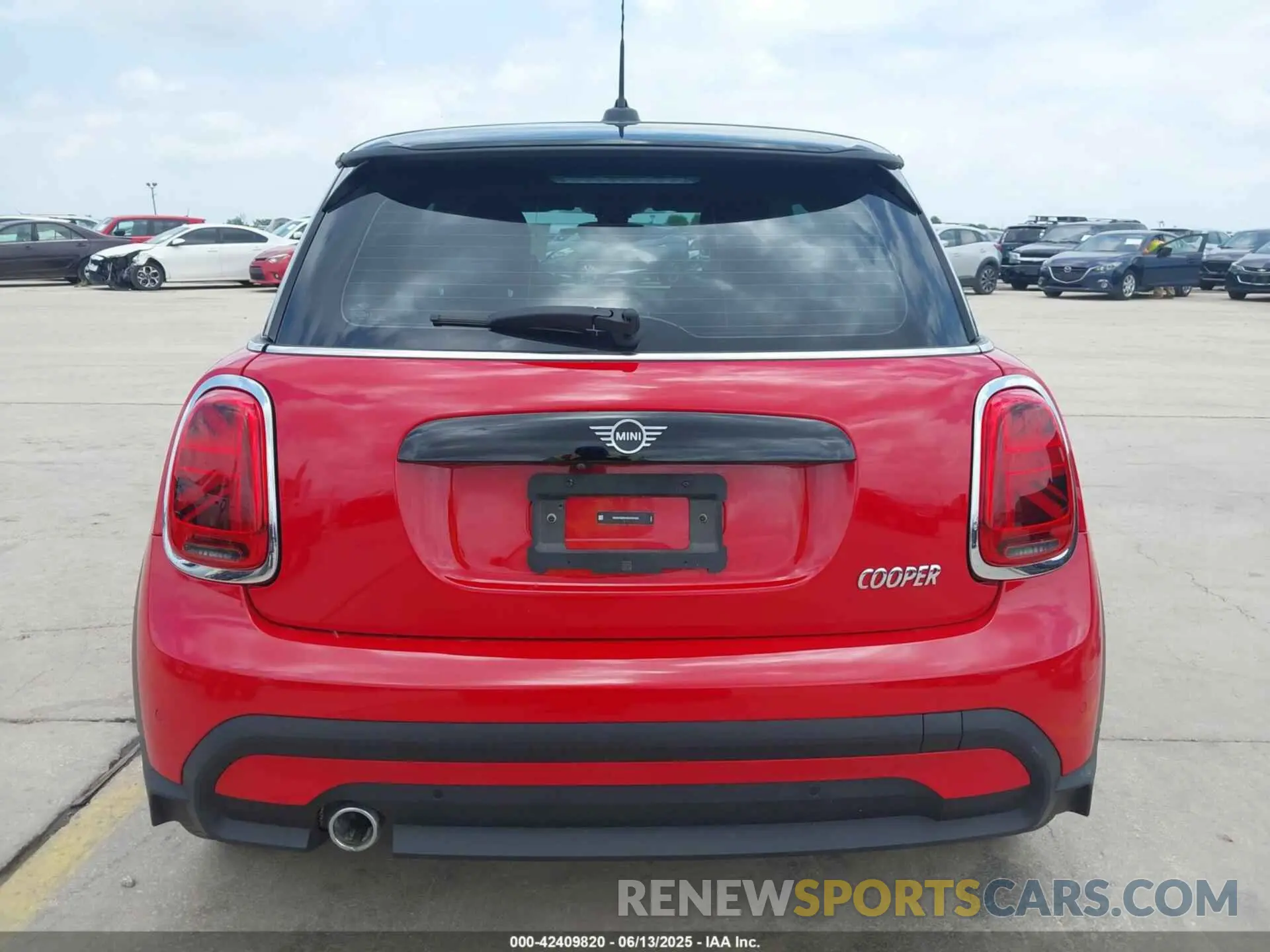 17 Photograph of a damaged car WMW33DH04R2V92209 MINI HARDTOP 2024