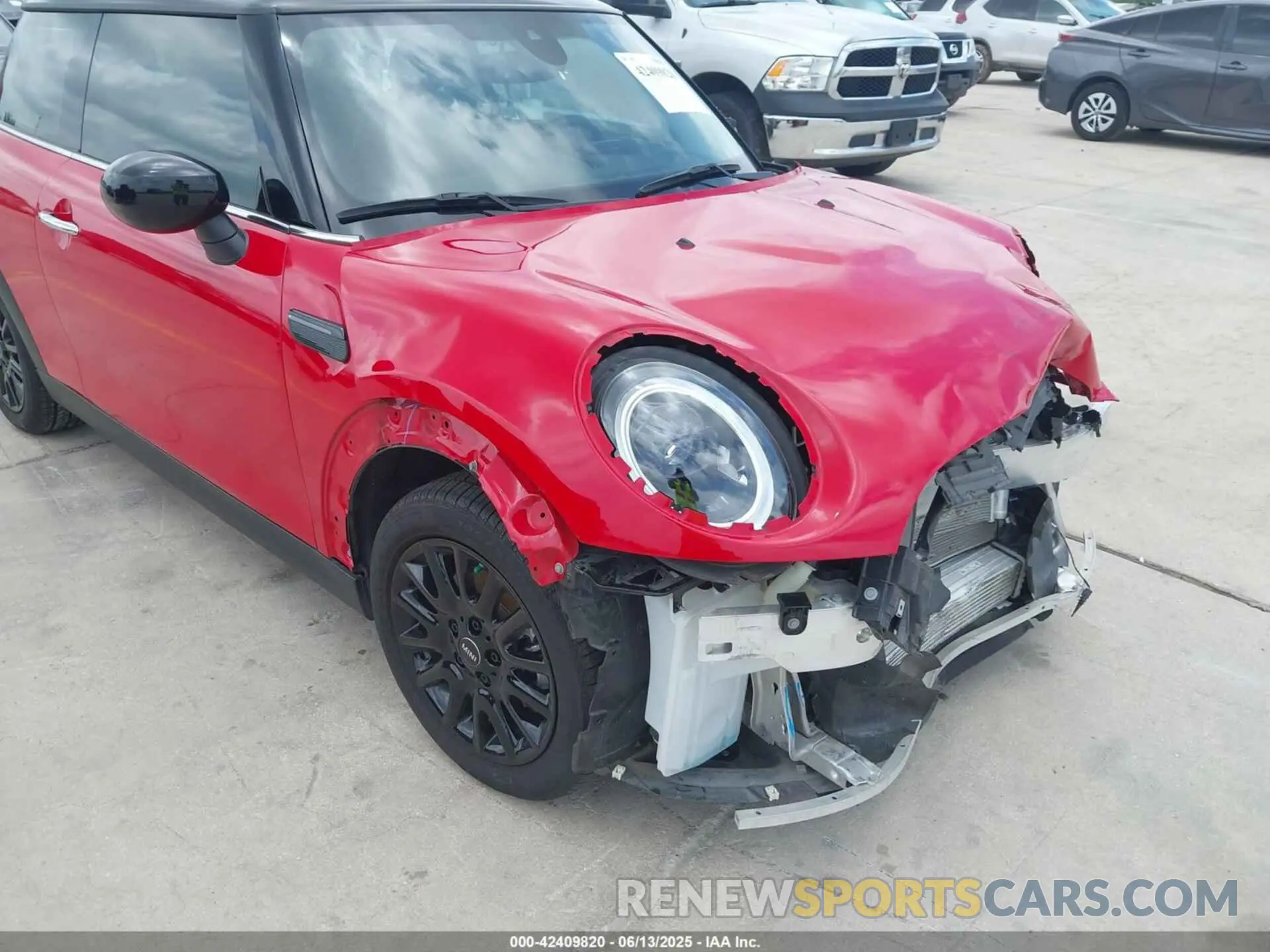 18 Photograph of a damaged car WMW33DH04R2V92209 MINI HARDTOP 2024