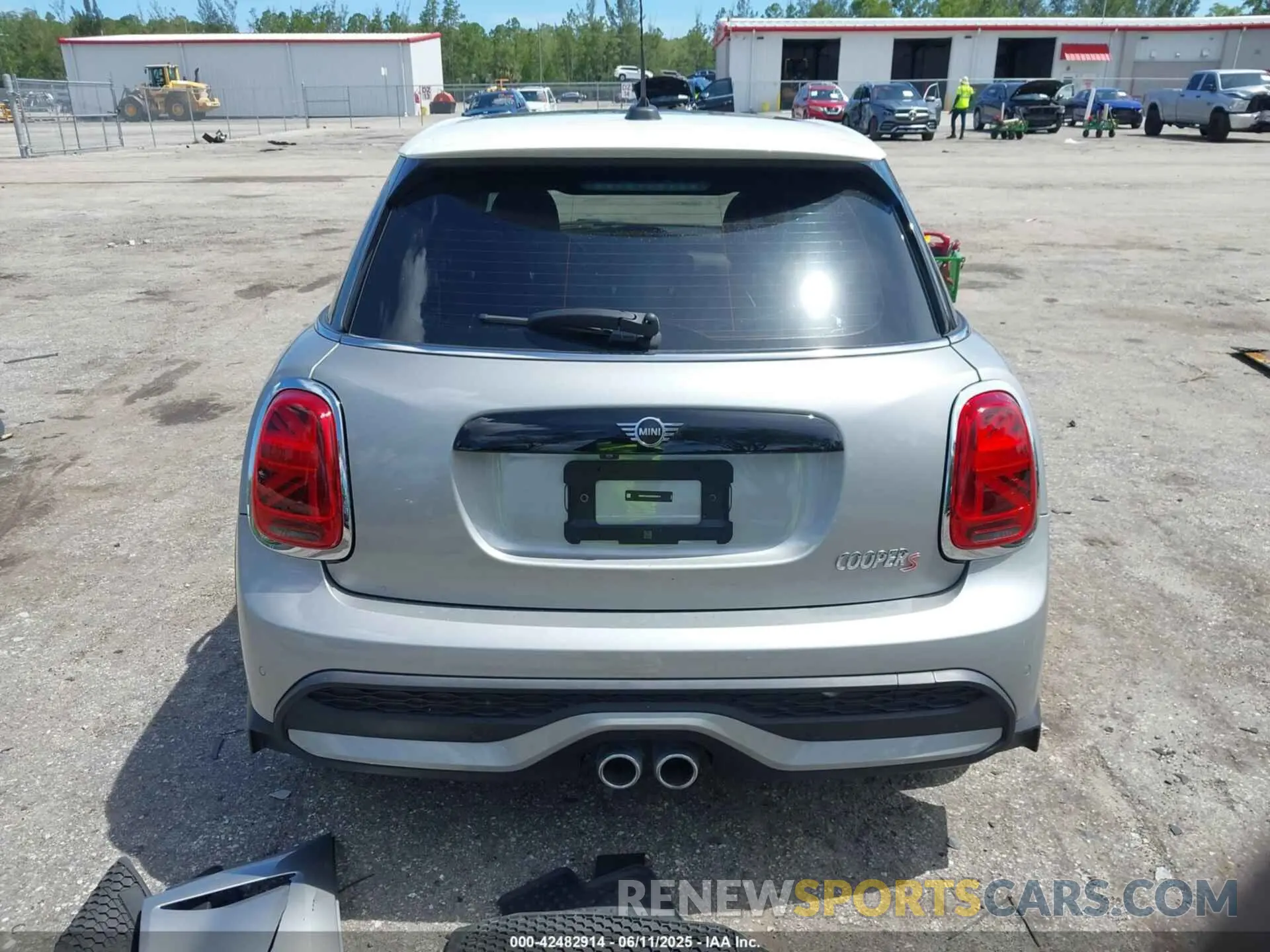 17 Photograph of a damaged car WMW53DK02R2V54074 MINI HARDTOP 2024