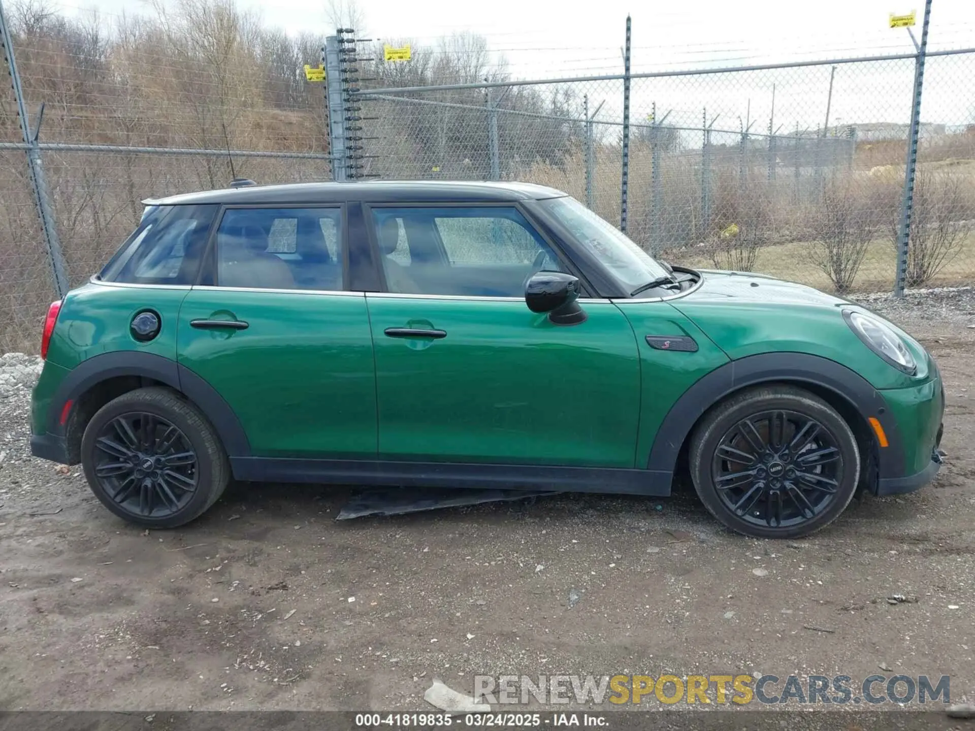 13 Photograph of a damaged car WMW53DK08R2U79106 MINI HARDTOP 2024