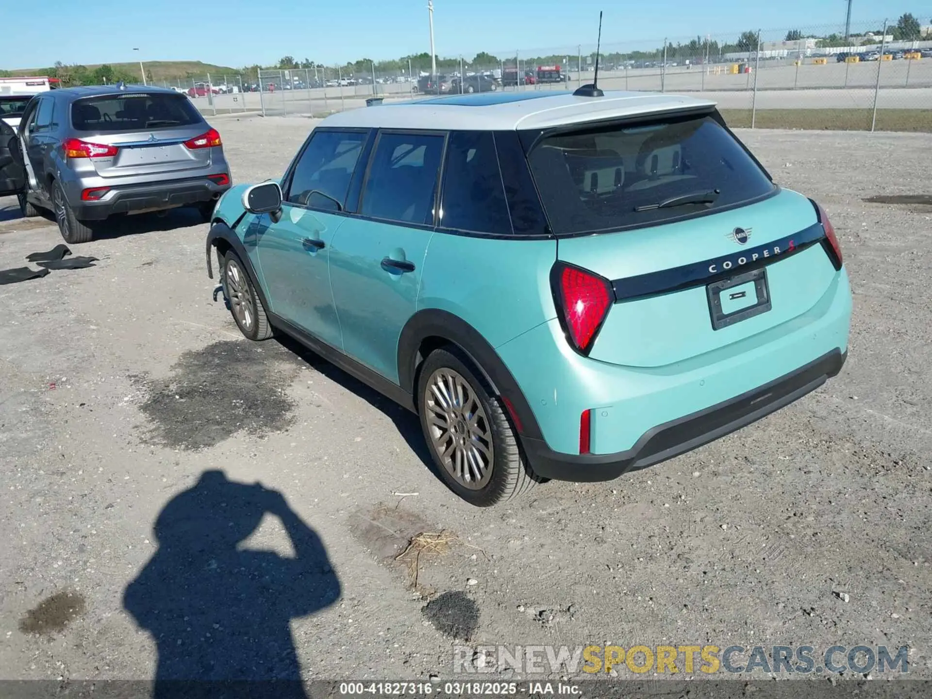 3 Фотография поврежденного автомобиля WMW53GD02S2W35855 MINI HARDTOP 2025
