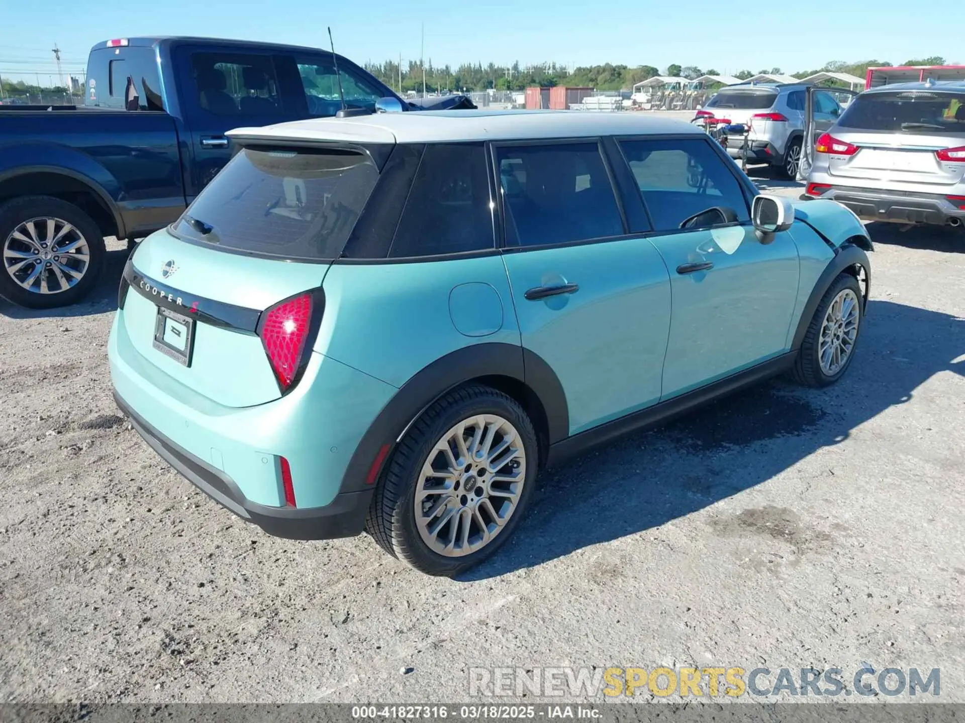 4 Фотография поврежденного автомобиля WMW53GD02S2W35855 MINI HARDTOP 2025