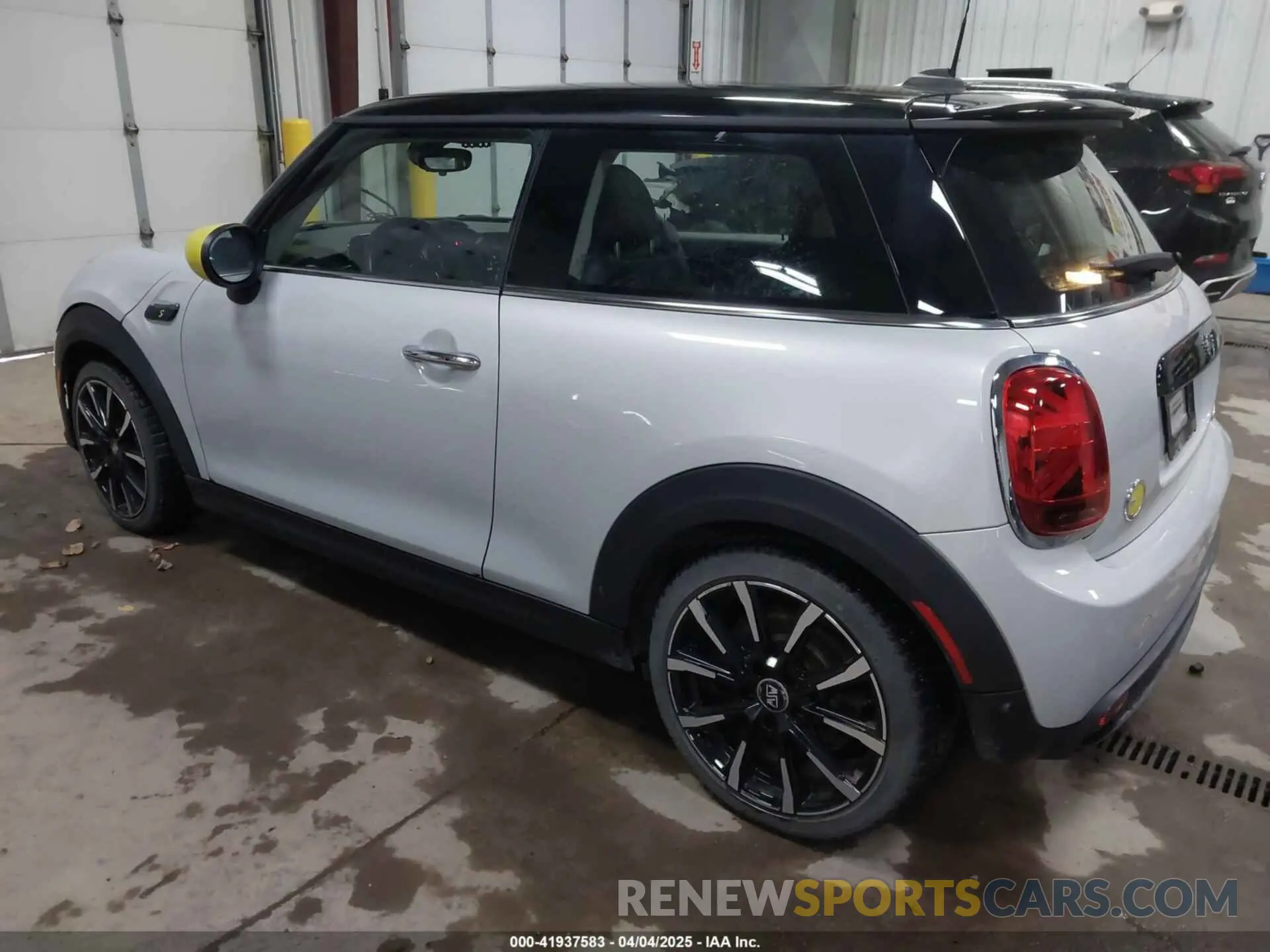 3 Photograph of a damaged car WMW13DJ02N2R94418 MINI SE HARDTOP 2022