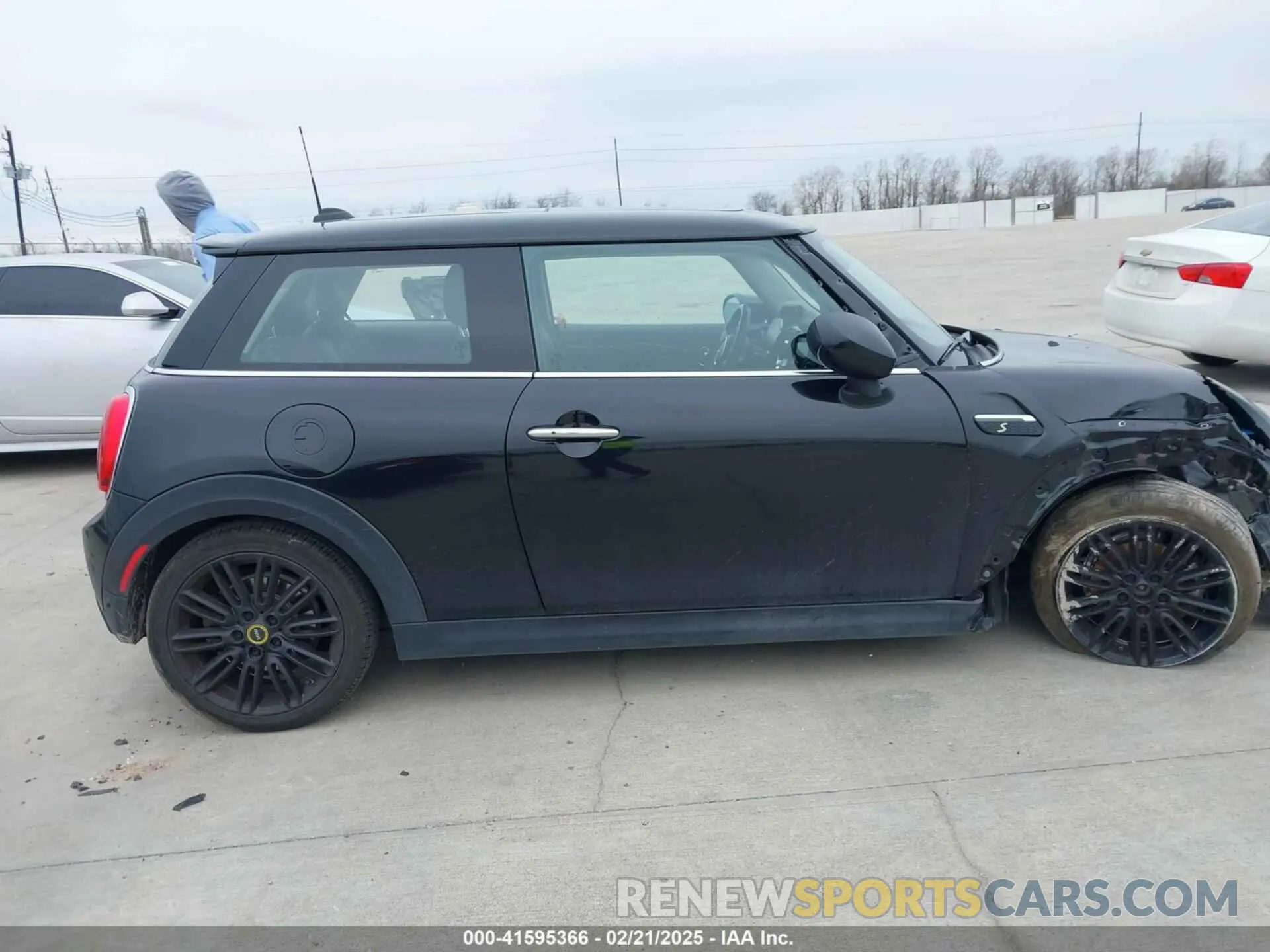 14 Photograph of a damaged car WMW13DJ0XN2S07716 MINI SE HARDTOP 2022