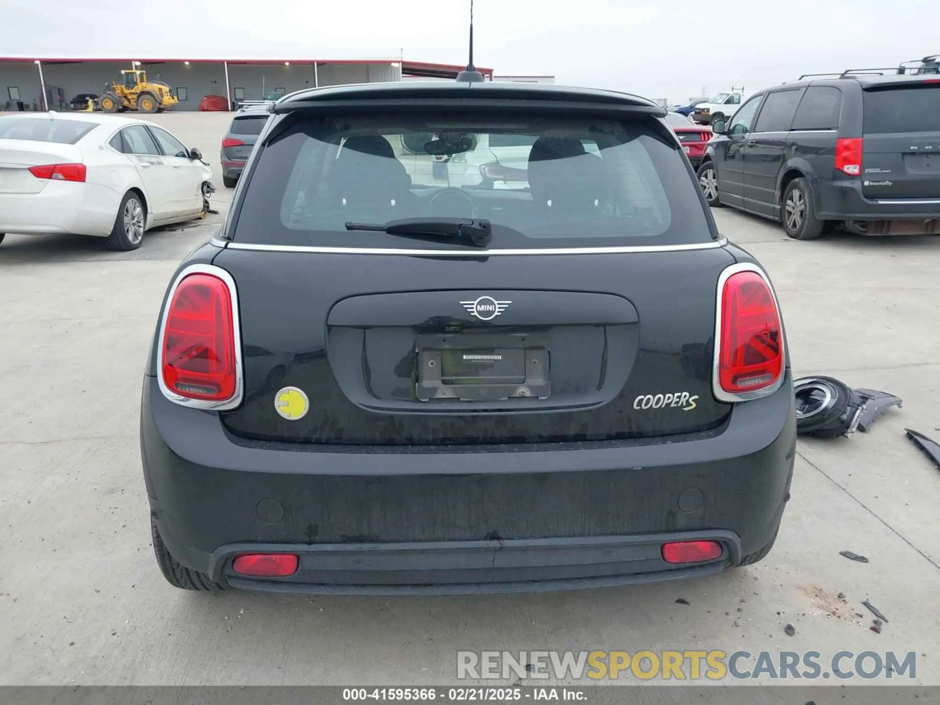17 Photograph of a damaged car WMW13DJ0XN2S07716 MINI SE HARDTOP 2022