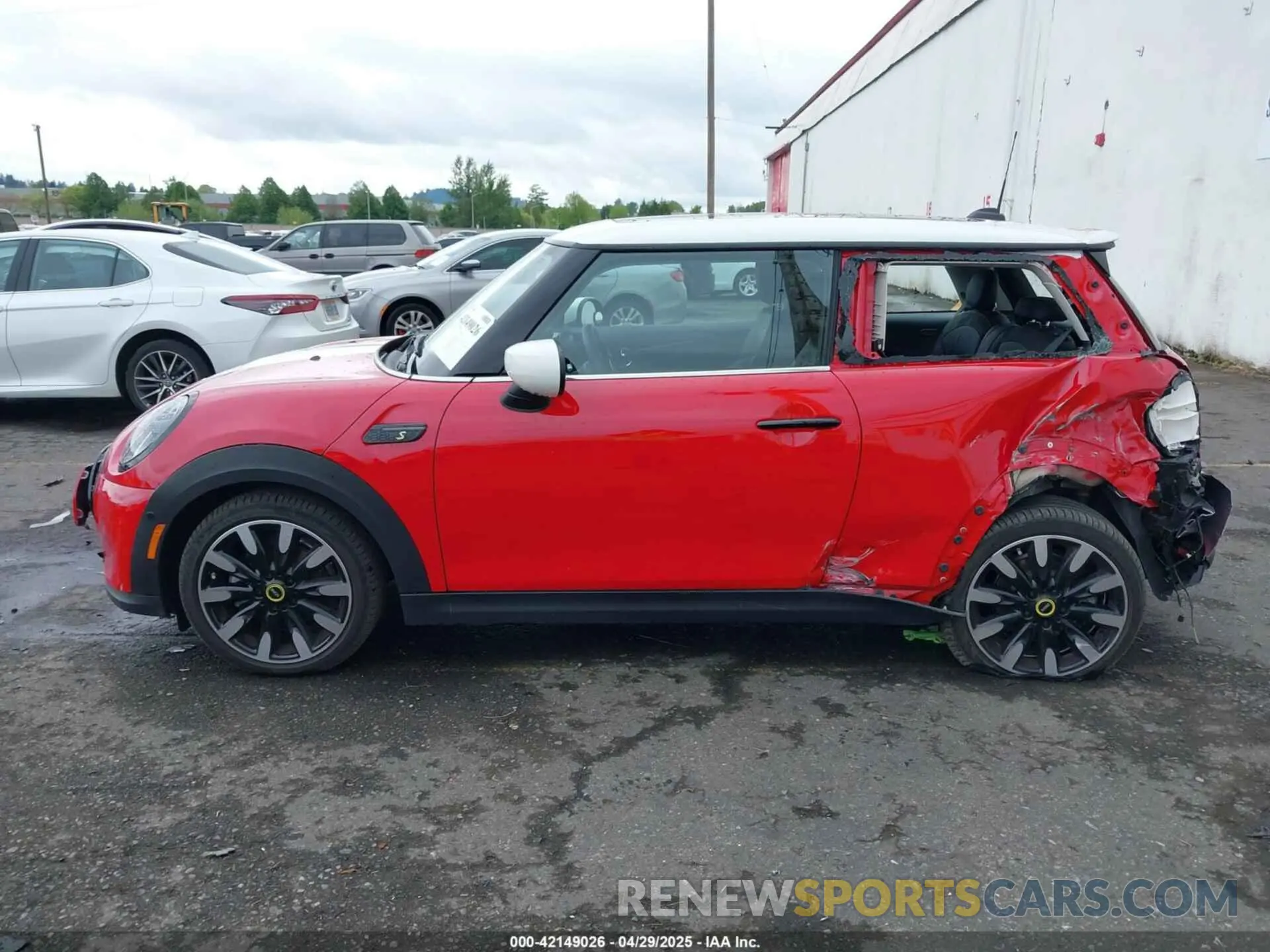 14 Photograph of a damaged car WMW13DJ06R2V85604 MINI SE HARDTOP 2024