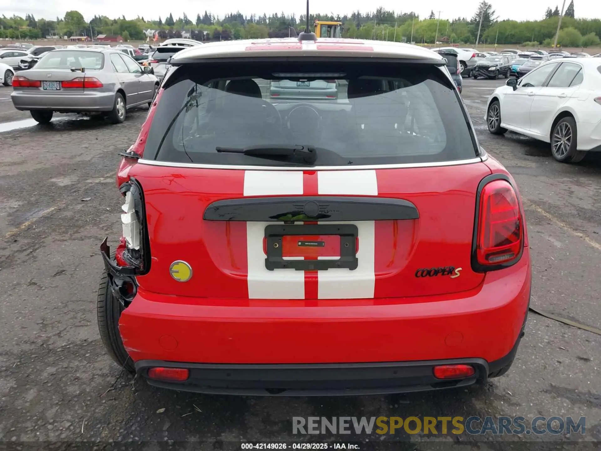 16 Photograph of a damaged car WMW13DJ06R2V85604 MINI SE HARDTOP 2024