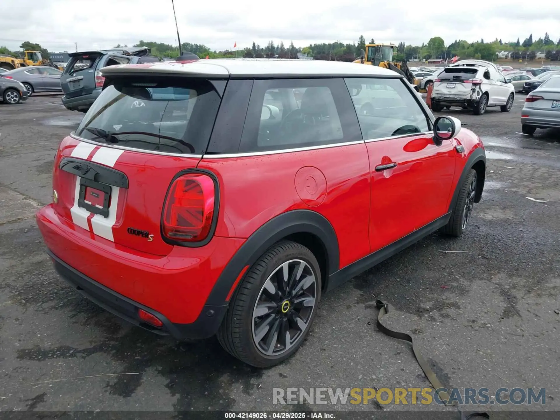 4 Photograph of a damaged car WMW13DJ06R2V85604 MINI SE HARDTOP 2024