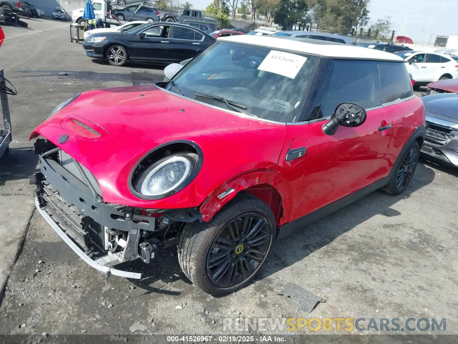 2 Фотография поврежденного автомобиля WMW13DJ08R2U82328 MINI SE HARDTOP 2024