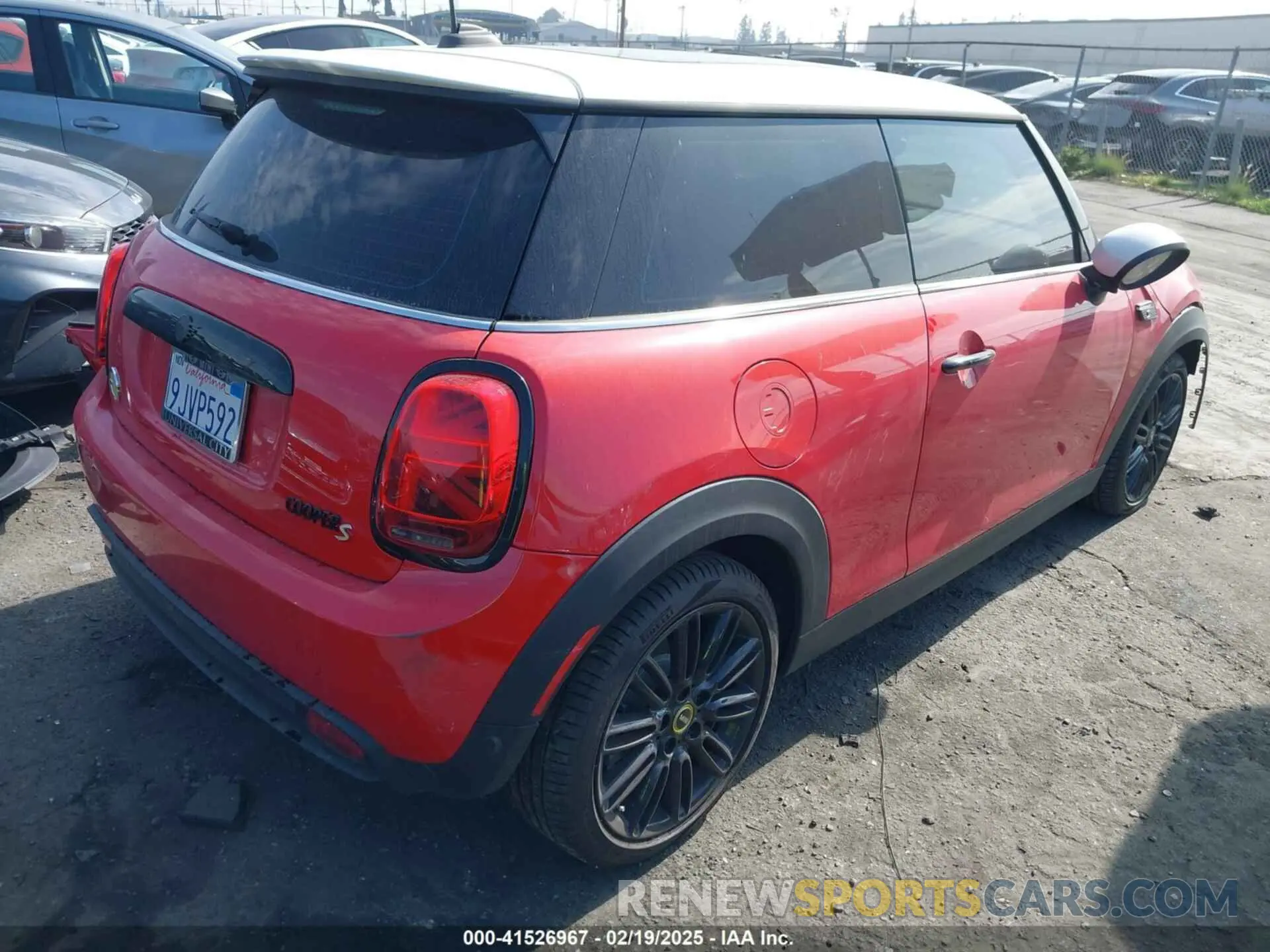 4 Фотография поврежденного автомобиля WMW13DJ08R2U82328 MINI SE HARDTOP 2024