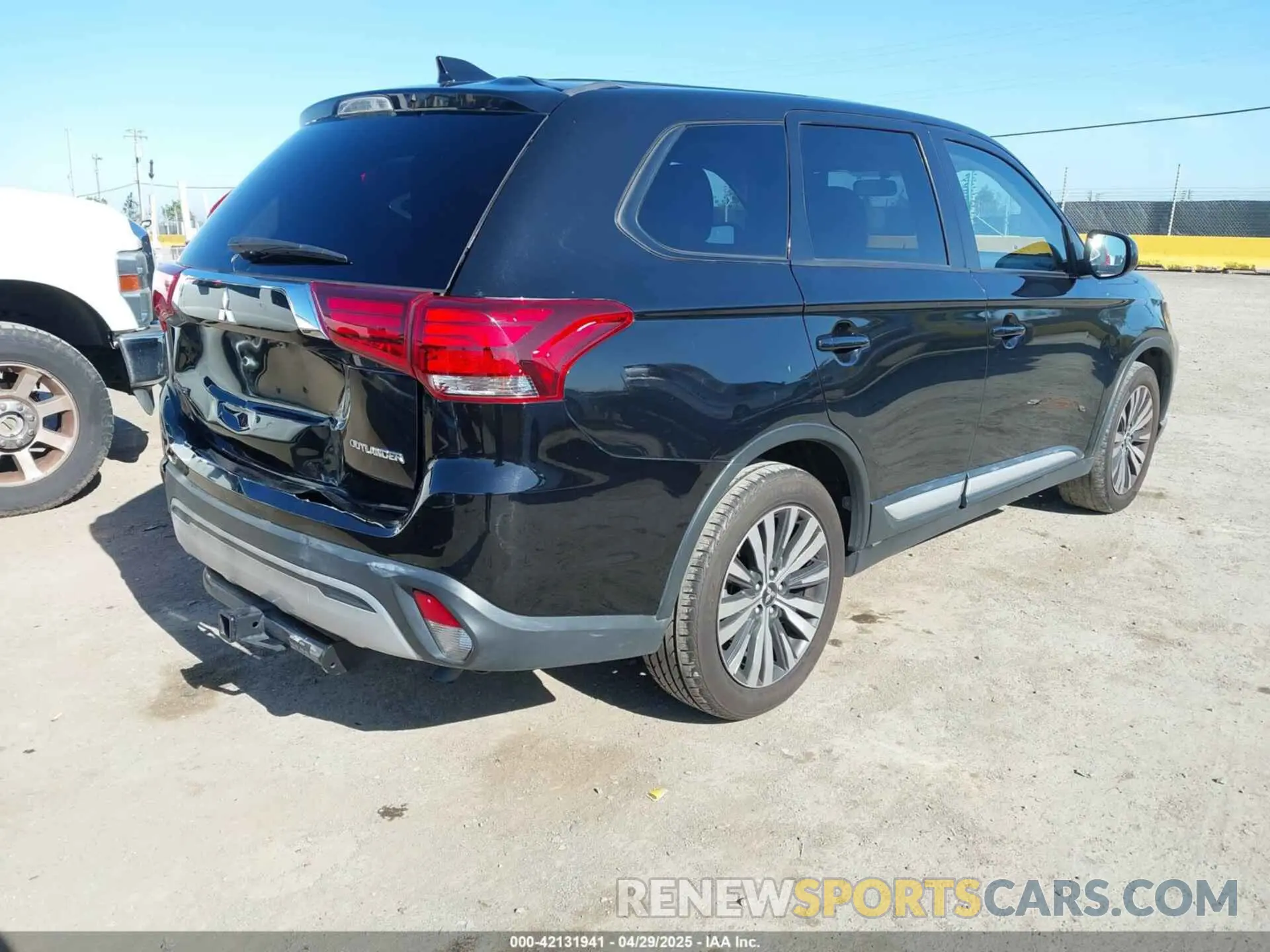 4 Photograph of a damaged car JA4AD2A32KJ002207 MITSUBISHI OUTLANDER 2019